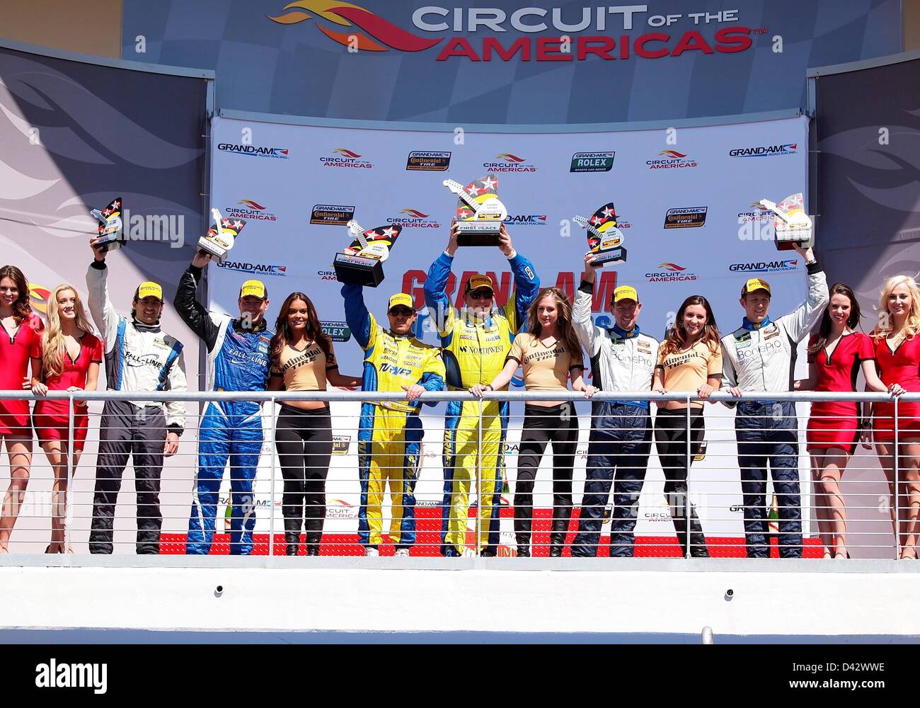 02 mars 2013 : Remise d'un trophée, Grand-Am course CTSCC au circuit of the Americas à Austin, TX. Dans le centre de la race jaune Bill Auberlen gagnants et Paul Dalla Lana. Banque D'Images