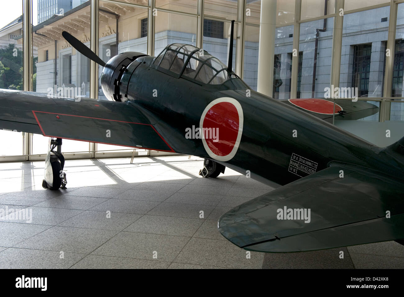 La Deuxième Guerre mondiale, Mitsubishi A6M Zero fighter plane sur l'affichage dans le hall du temple Yasukuni Jinja war museum à Tokyo. Banque D'Images