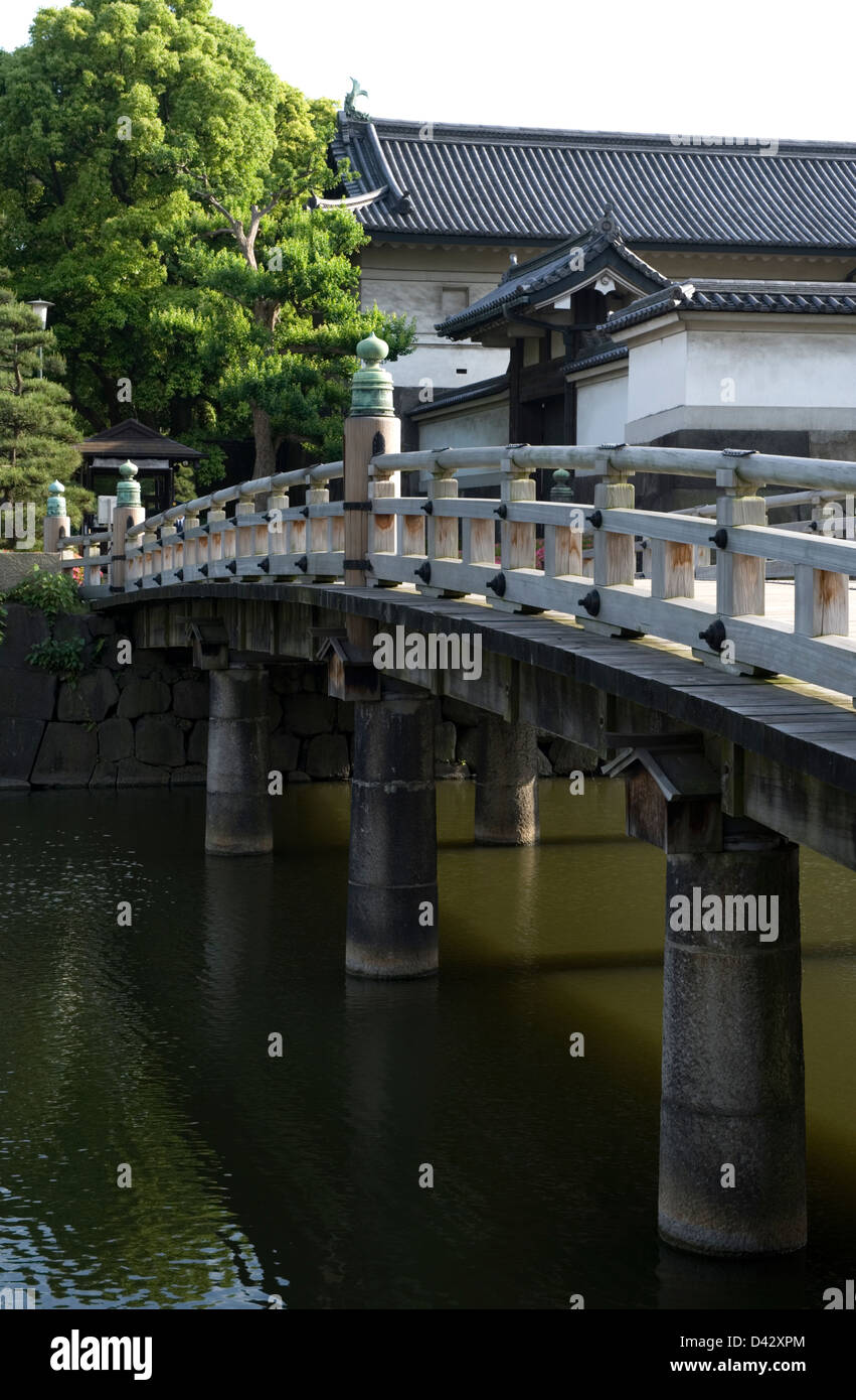 Takebashi pont sur les douves extérieures de l'ancien château d'Edo, maintenant le Palais impérial parc au cœur de Tokyo. Banque D'Images