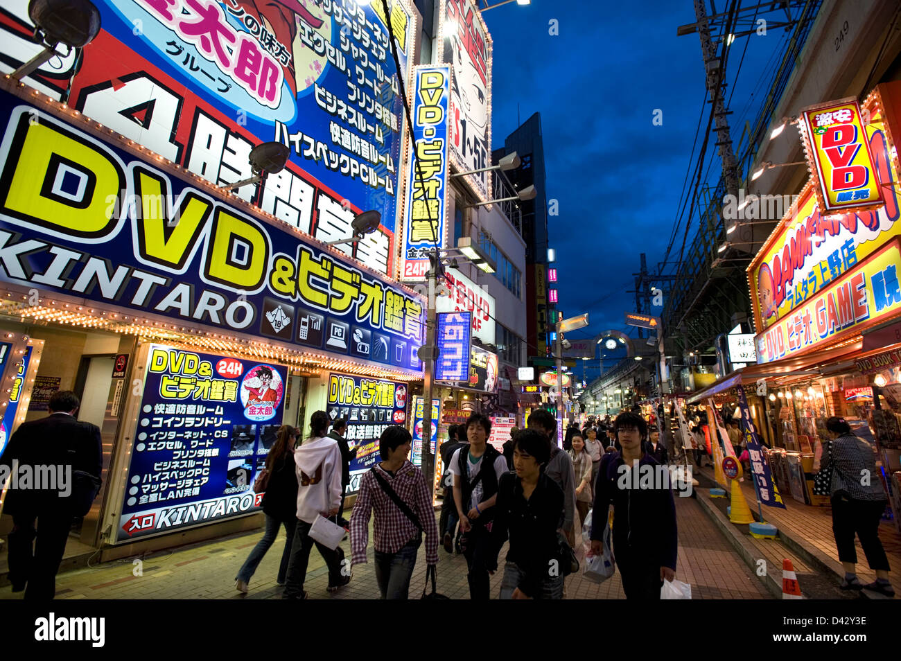 Enseignes de magasins de jeux vidéo et d'adultes s'allumer la nuit dans le quartier des divertissements d'Okachimachi, Tokyo. Banque D'Images