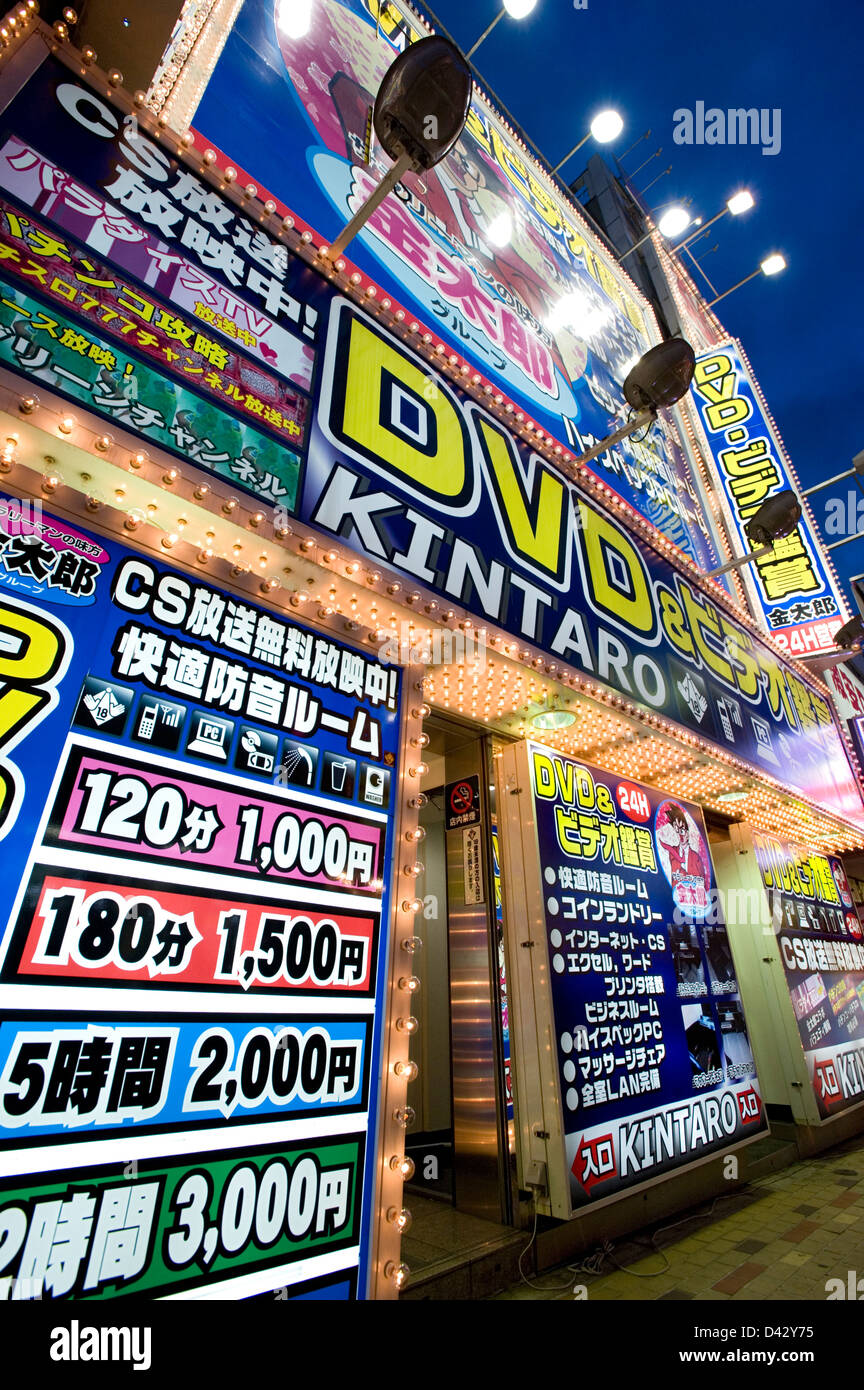 Enseignes au néon d'un adult video shop illuminent la nuit dans le quartier des divertissements d'Okachimachi, Tokyo. Banque D'Images