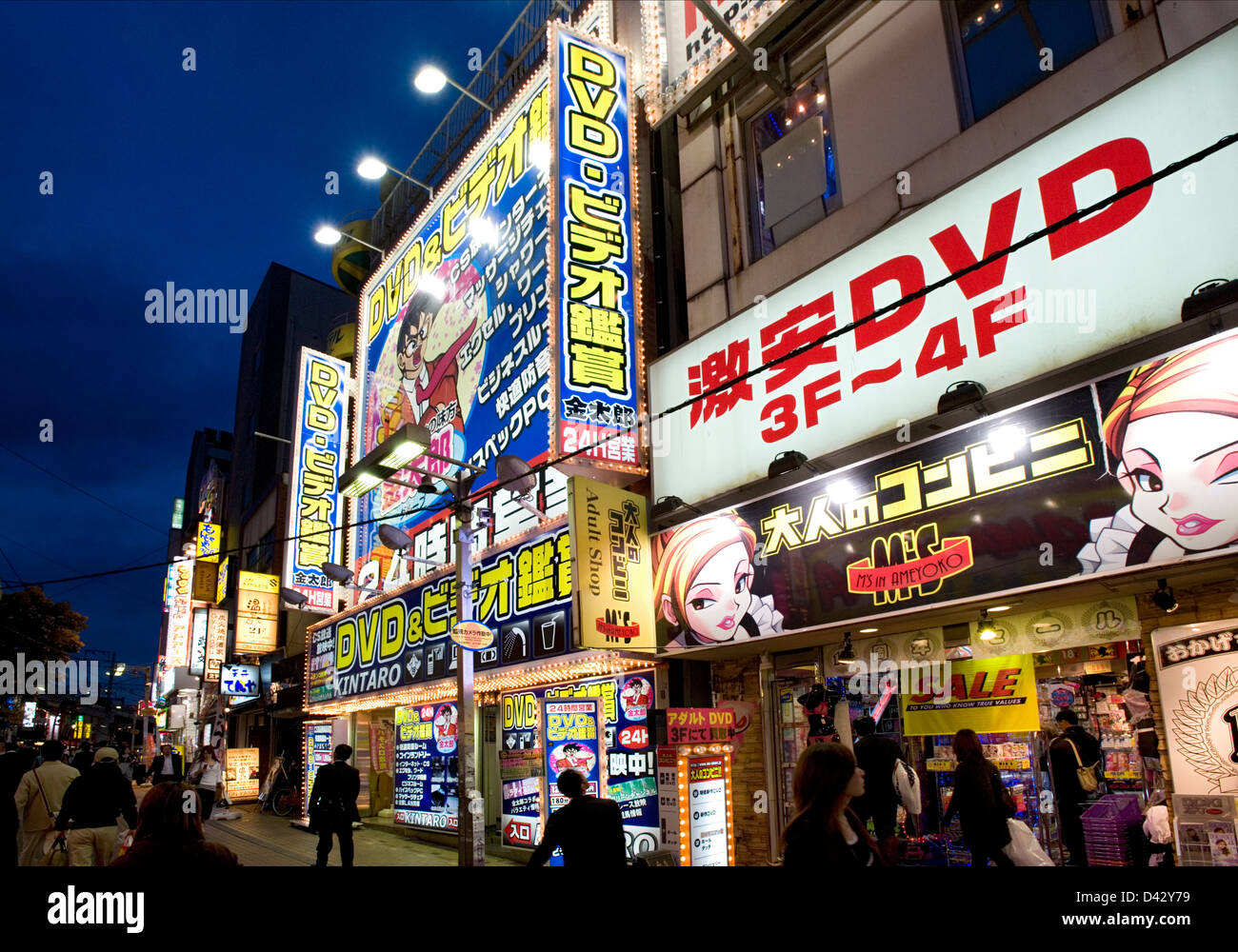 Les enseignes au néon de hot video et DVD boutiques illuminent la nuit dans le quartier des divertissements d'Okachimachi, Tokyo. Banque D'Images