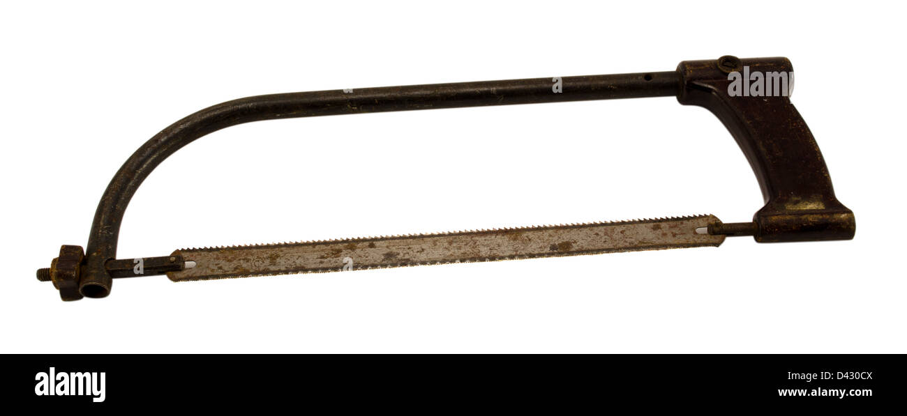 Scie à métaux rouillés rétro main Scie à métaux outil de coupe métallique isolé sur fond blanc Banque D'Images