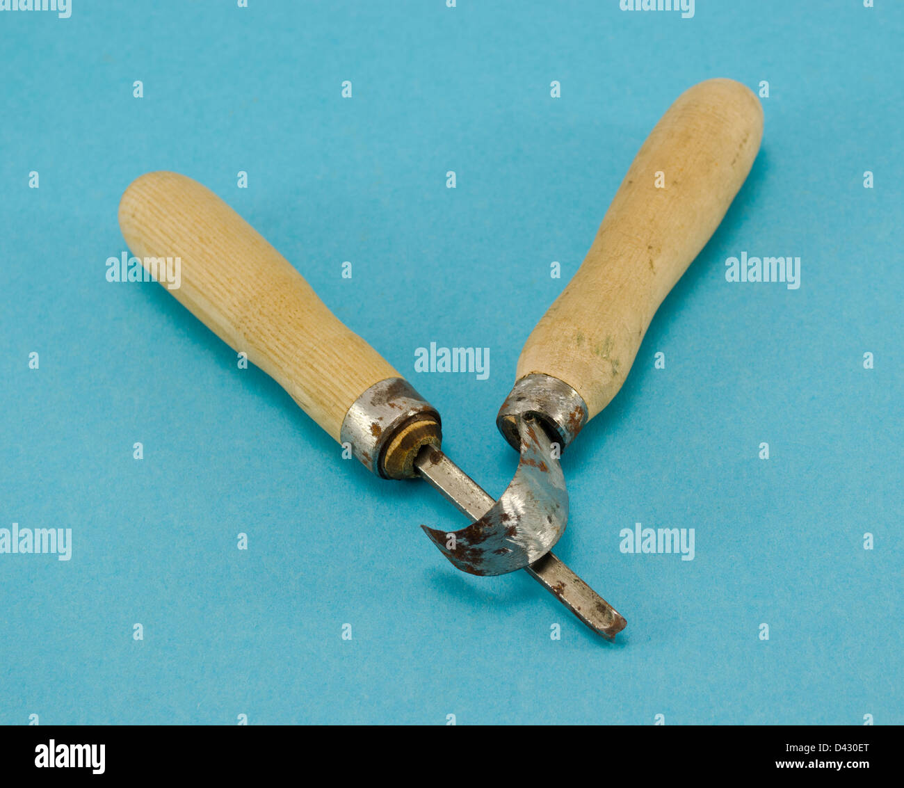 Paire de ciseau graver sculpter des outils pour le travail du bois sur fond bleu. Banque D'Images