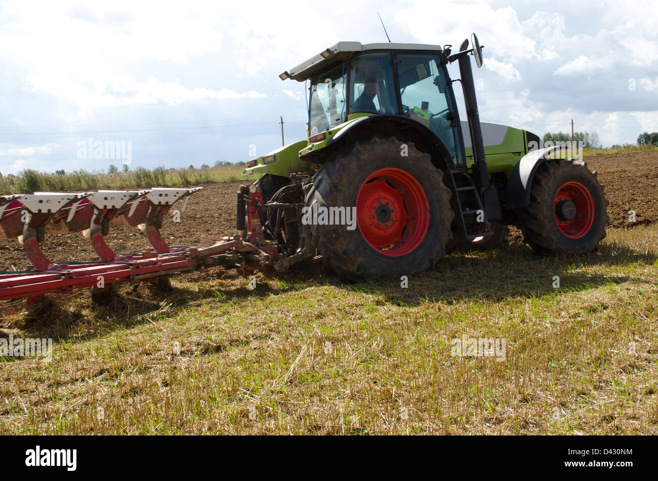 L'équipement du tracteur charrue démarrage nouvelle tranchée sillon dans domaine de l'agriculture. Banque D'Images