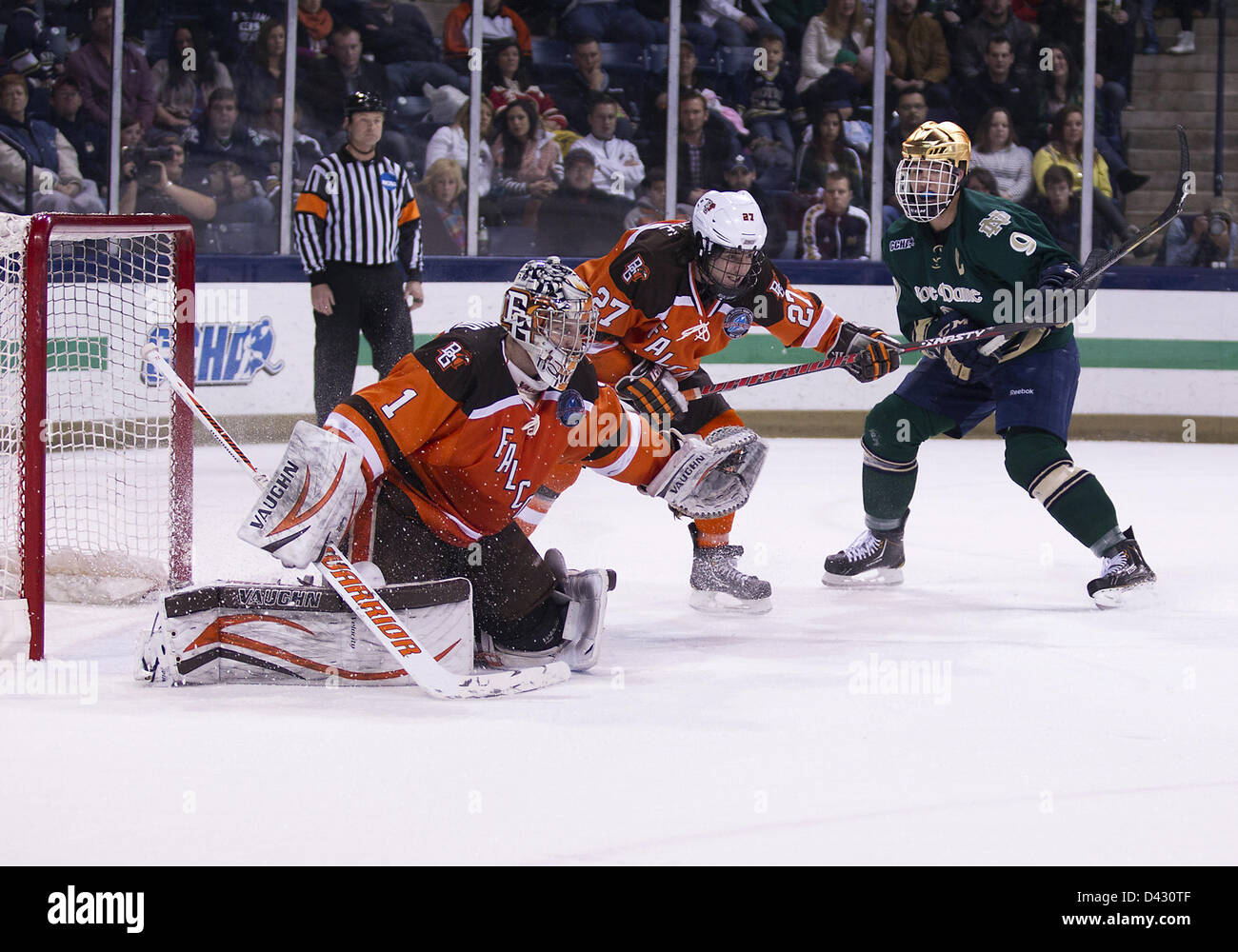 2 mars 2013 - South Bend, Indiana, États-Unis d'Amérique - Mars 02, 2013 : le gardien de Bowling Green Andrew Hammond (1) a l'air de faire le Bowling Green en avant Andrew Wallace (27) et Notre Dame center Anders Lee (9) bataille de position au cours de l'action jeu Hockey NCAA entre la Cathédrale Notre Dame Fighting Irish et les Falcons de Bowling Green à Compton Famille Ice Arena à South Bend, Indiana. Notre Dame défait Bowling Green 4-1. Banque D'Images