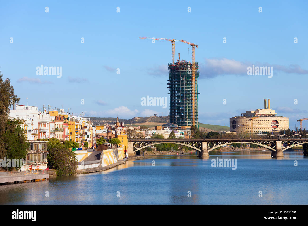 Maisons traditionnelles du quartier de Triana, guadalquivir et pont isabel ii dans la ville de Séville, Andalousie, espagne. Banque D'Images