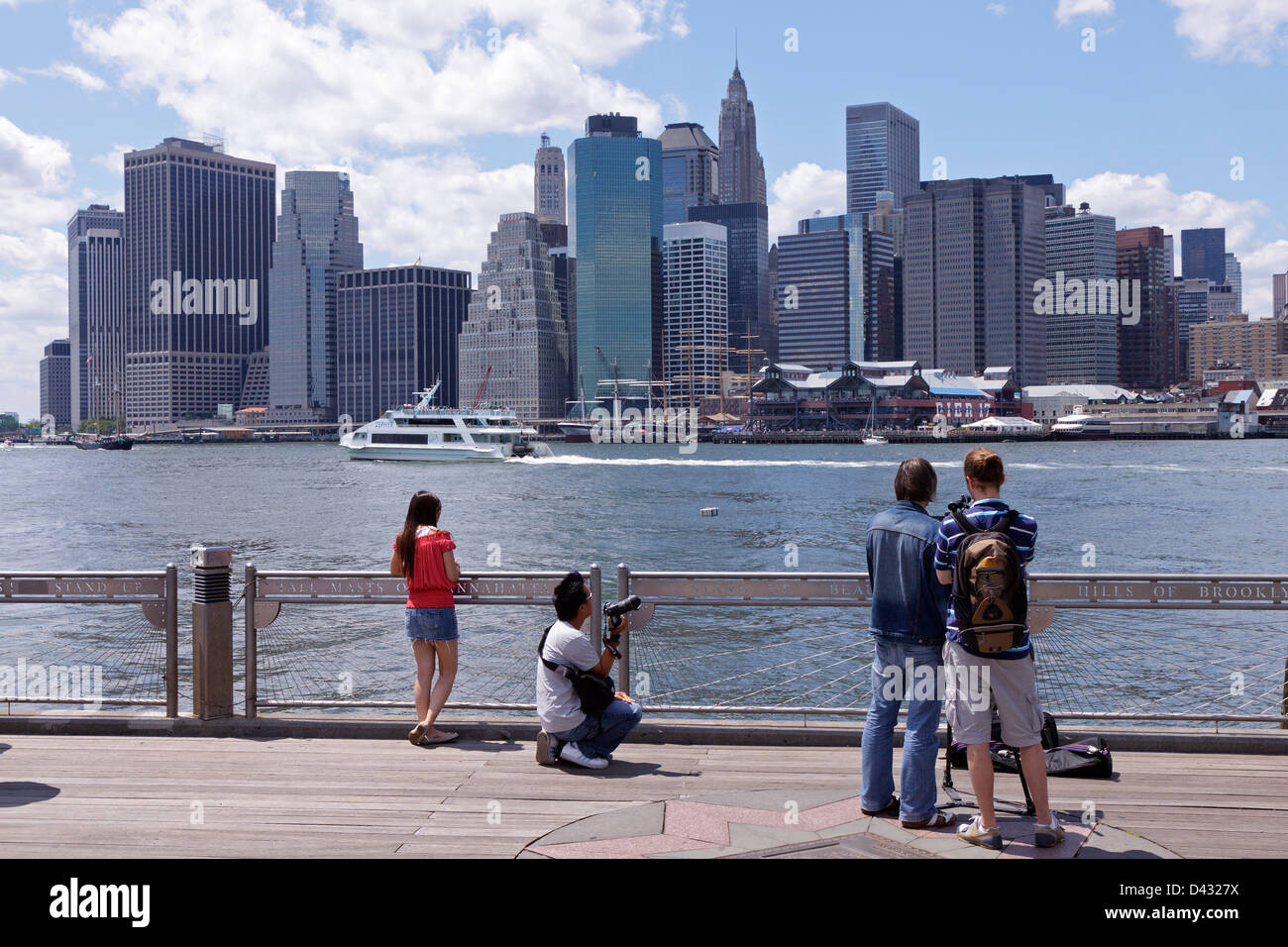 Skyline de Manhattan vu du pont de Brooklyn Park, New York City, USA Banque D'Images