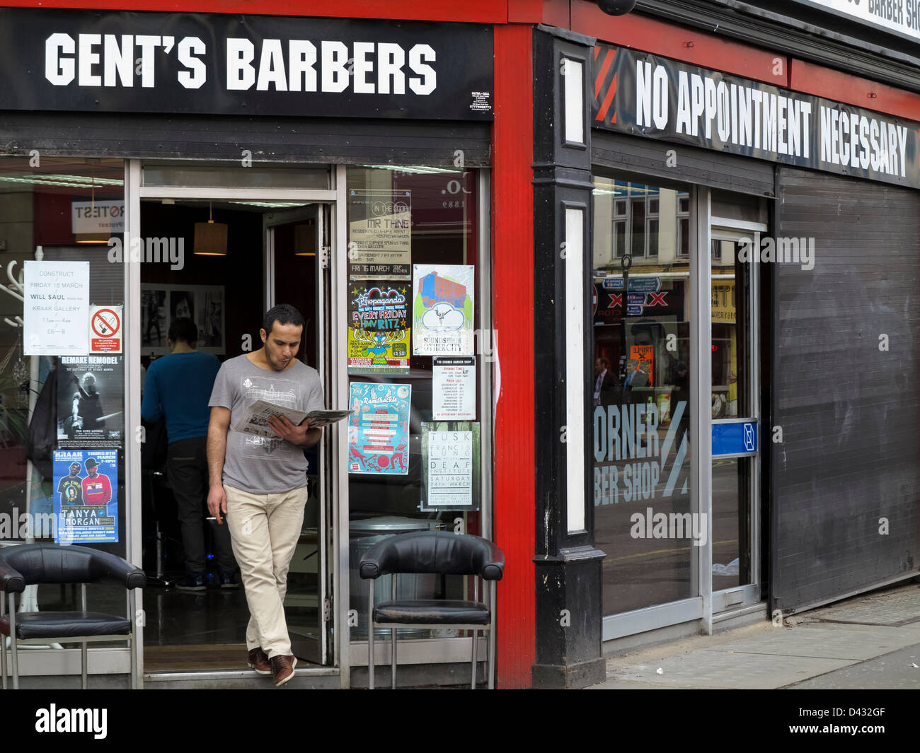 Boutique de coiffeur sur un coin de rue dans le quart nord, Manchester Banque D'Images