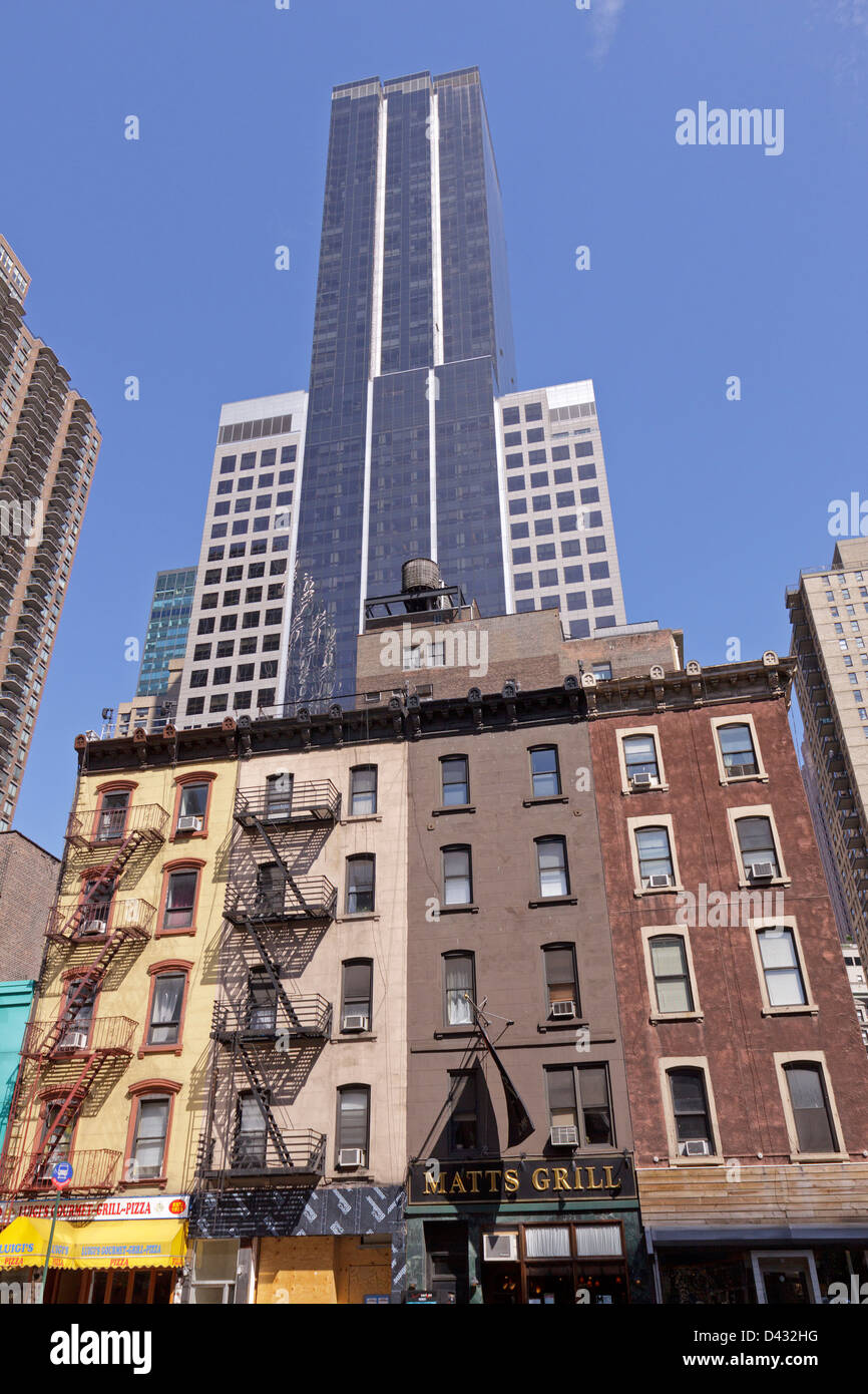 Skyscraper et bloc d'appartements, Manhattan, New York Banque D'Images