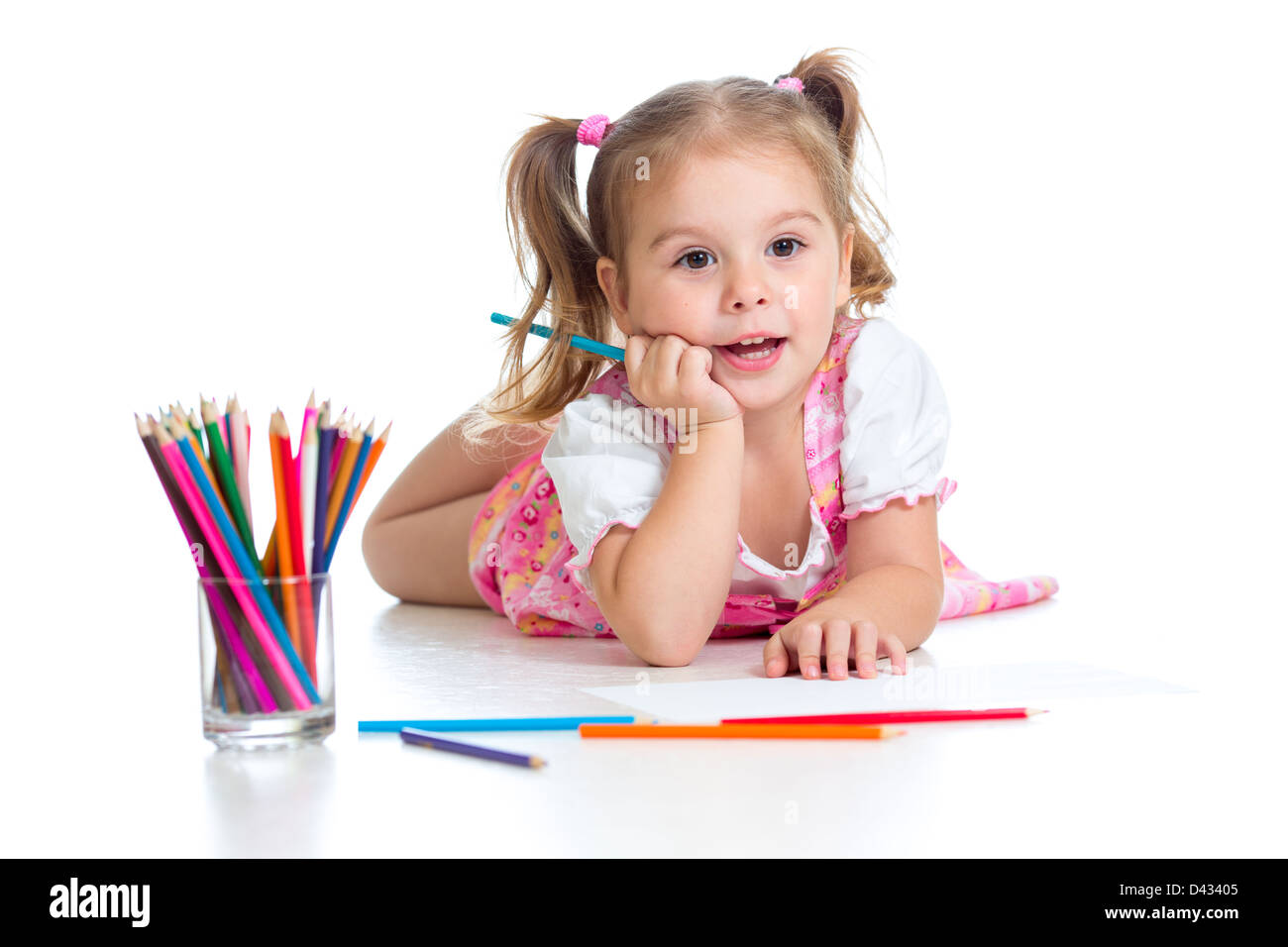 Cute girl un dessin avec des crayons de couleurs Banque D'Images