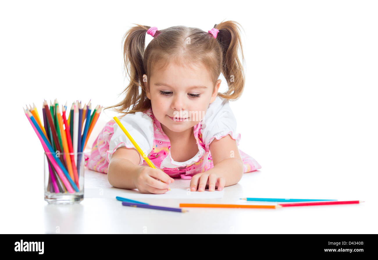 Cute girl un dessin avec des crayons de couleurs Banque D'Images