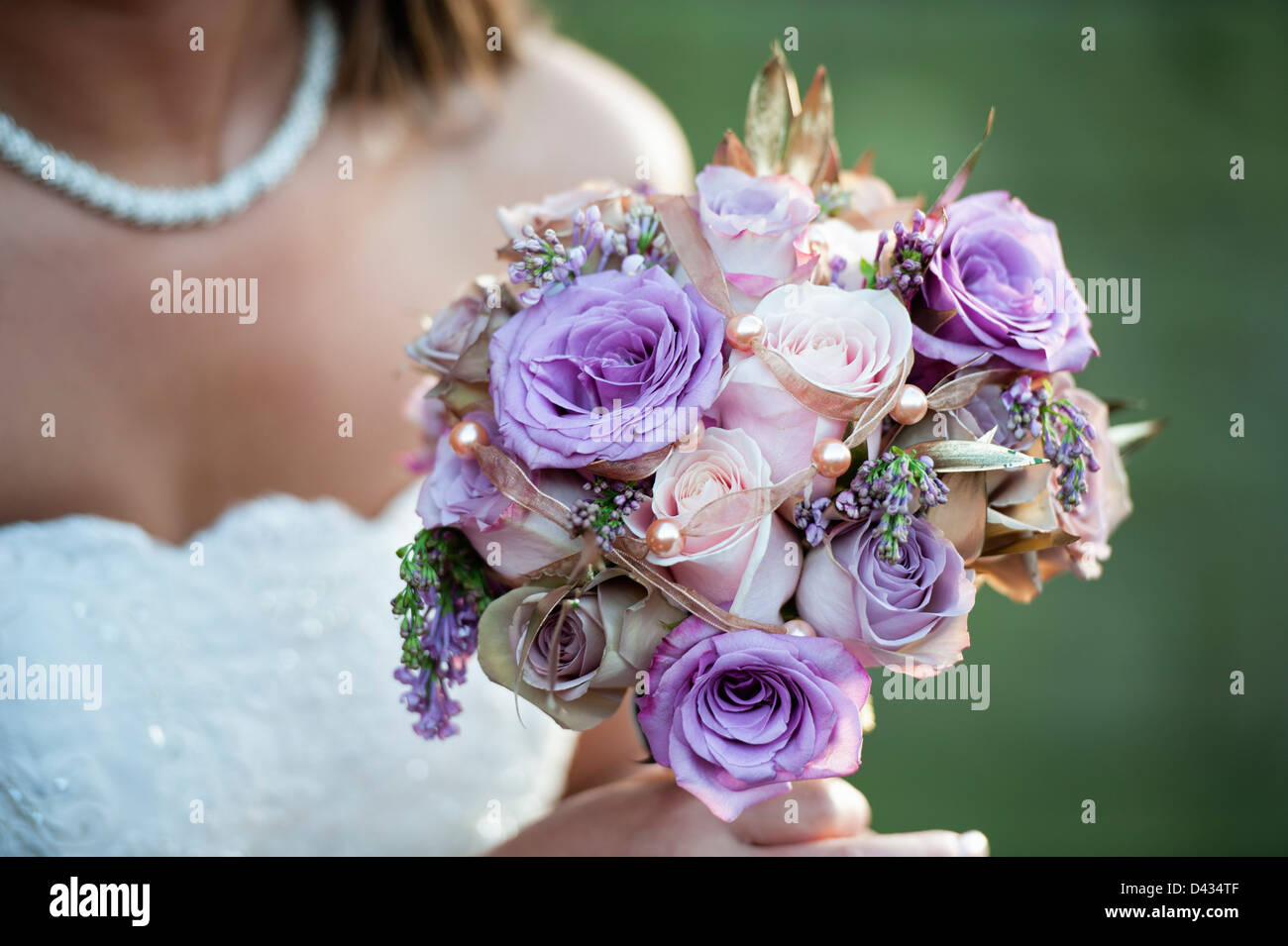 Close up of bouquet a tenu à l'avant de mariée Banque D'Images