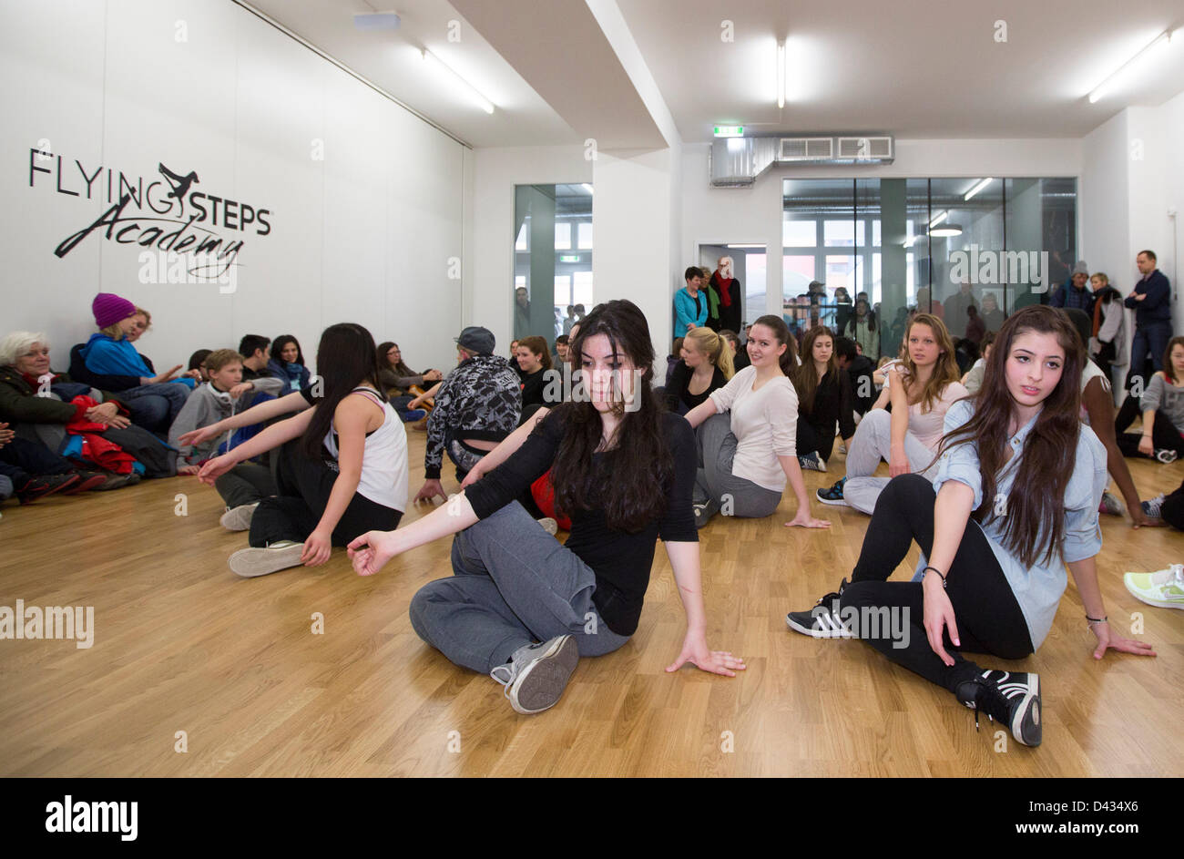 Les visiteurs de pratiquer une chorégraphie hip-hop lors de l'ouverture de l'Flying Steps Academy à Berlin, Allemagne, 03 mars 2013. La compagnie de danse fondée par la 'Flying Steps" va enseigner juniors en hip-hop et breakdance. Photo : FLORIAN SCHUH Banque D'Images
