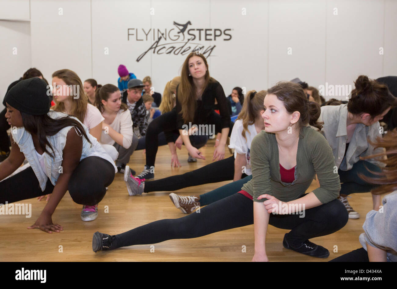 Les visiteurs de pratiquer une chorégraphie hip-hop lors de l'ouverture de l'Flying Steps Academy à Berlin, Allemagne, 03 mars 2013. La compagnie de danse fondée par la 'Flying Steps" va enseigner juniors en hip-hop et breakdance. Photo : FLORIAN SCHUH Banque D'Images