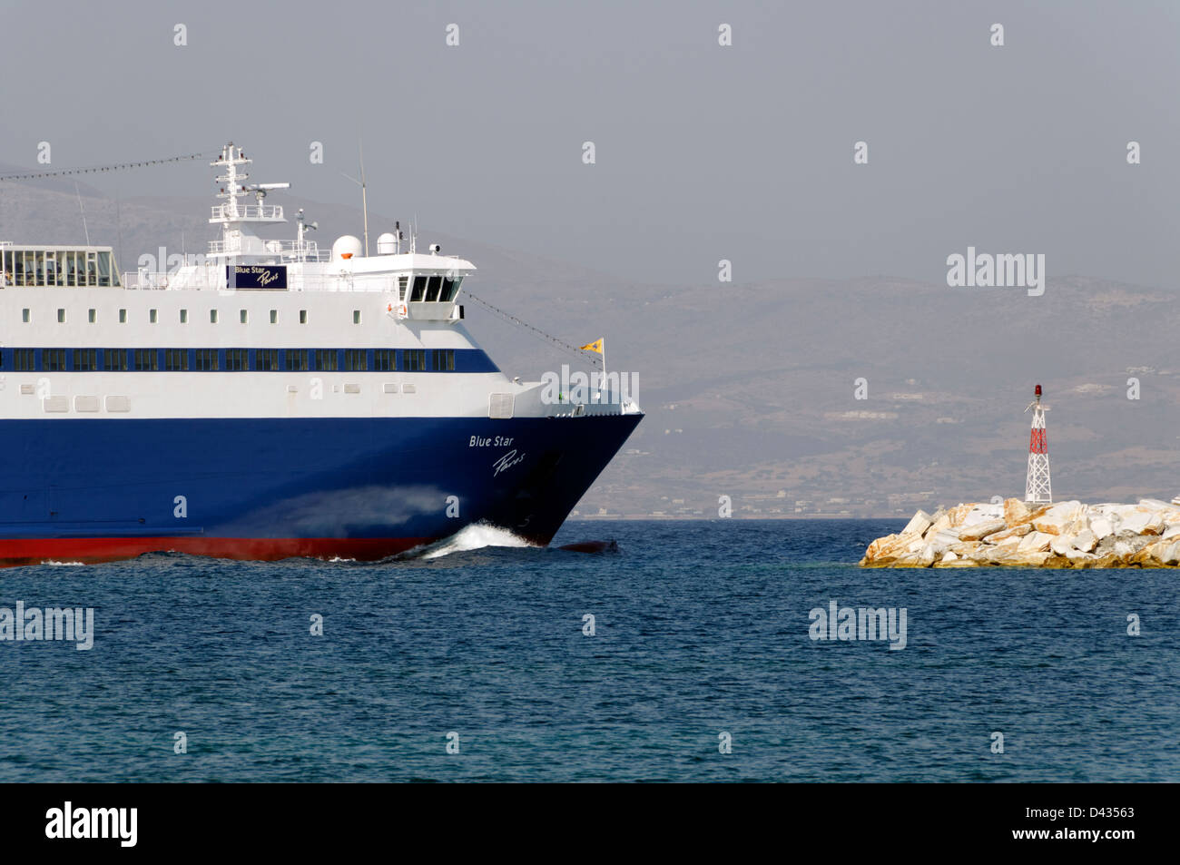 Naxos. Cyclades. La Grèce. Le Blue Star Paros ferry navigue dans la ville de Naxos (Chora) sur l'île de Naxos. Banque D'Images