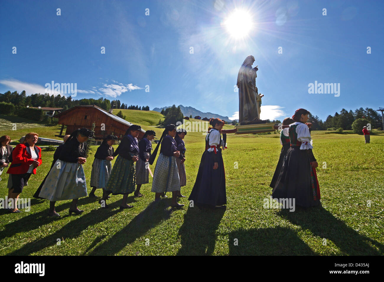 Procession avec costumes traditionnels dans le Val Badia, Italie Banque D'Images