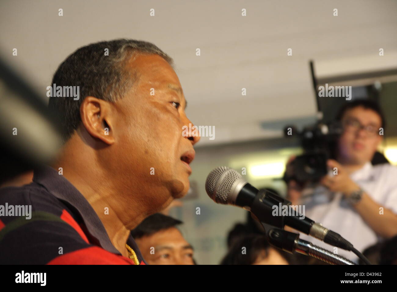 03 MARS 2013 . Bangkok , Thaïlande .Sukhumbhand Paribatra lors d'une conférence de presse. M. Sukhumbhand Paribatra du parti démocrate a remporté l'élection du gouverneur de Bangkok avec un record de 1,26 millions de voix alors que Pol Gen de Pongsapat Pheu Thai a obtenu 1,07 millions de dollars. Banque D'Images