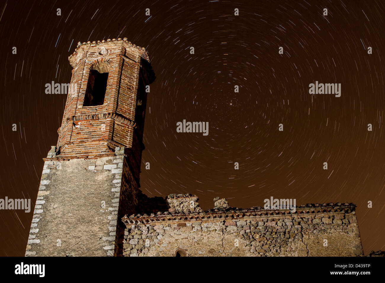 Est une photographie circumpolaire avec une église dans une ville déserte Banque D'Images