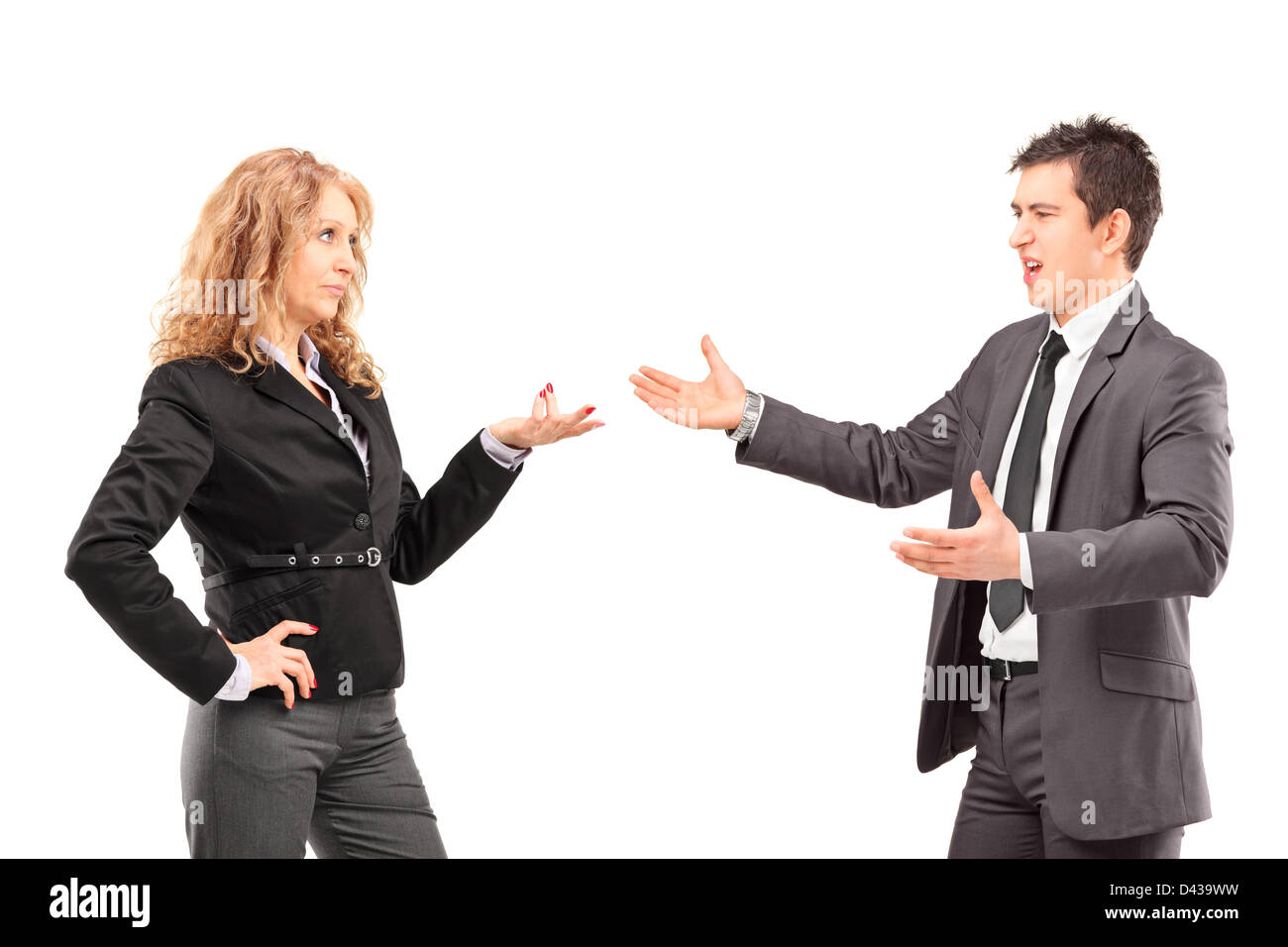 Businesswoman having an argument avec un jeune homme d'isolés contre fond blanc Banque D'Images