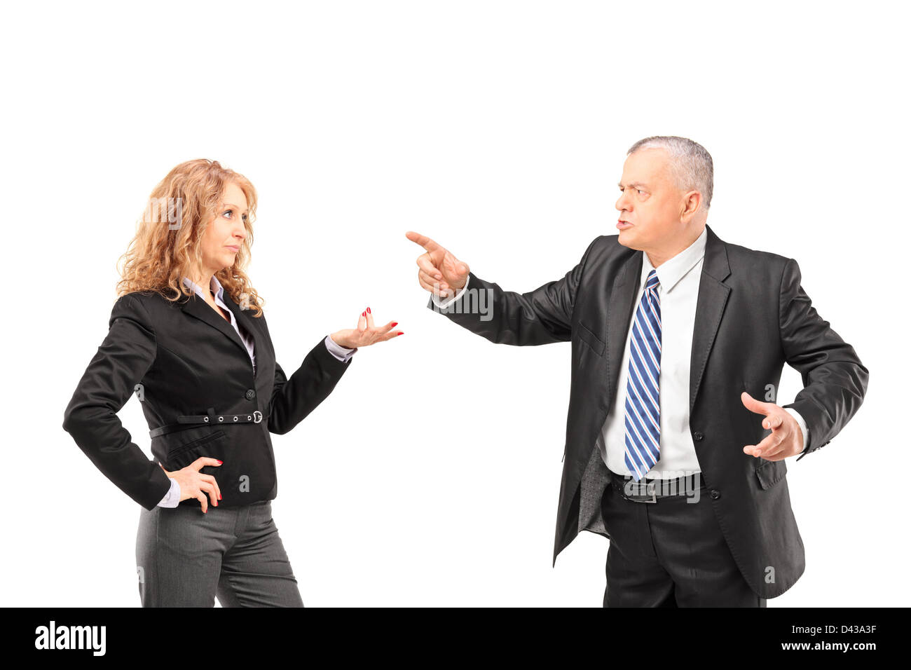Homme mature dans un costume d'avoir un désaccord avec une femme d'isolé sur fond blanc Banque D'Images