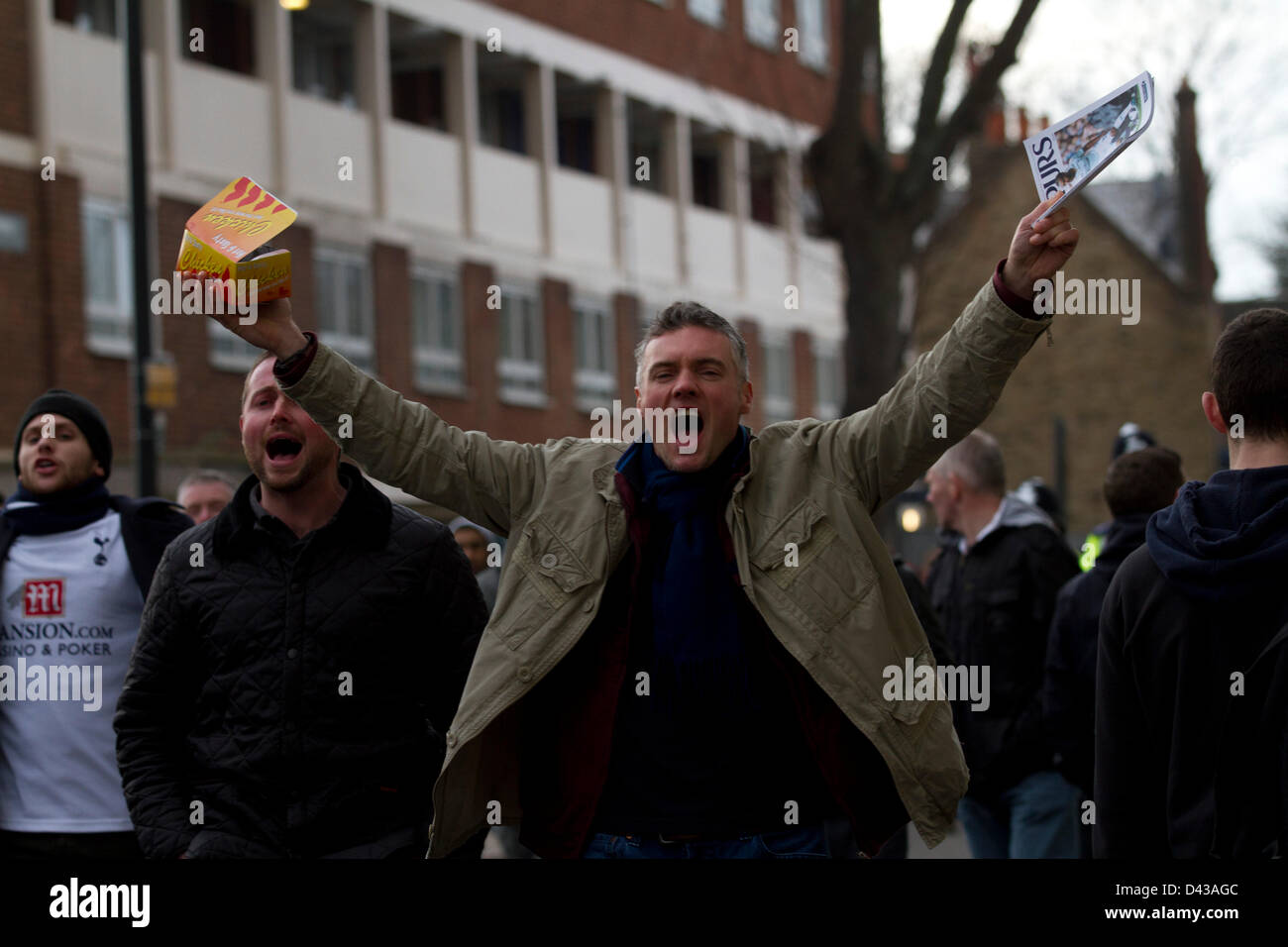 3 mars 2013. White Hart Lane, Londres, Royaume-Uni. Le chant des supporters de football en avant de la North London Derby entre Arsenal et Tottenham Hotspur à White Hart Lane, dans le nord de Londres Banque D'Images