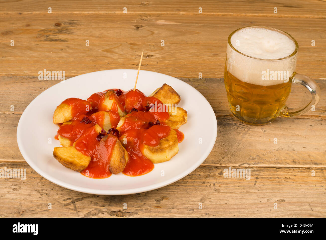 Pomme de terre espagnole chaude tapa servi sur un comptoir de bar rustique Banque D'Images