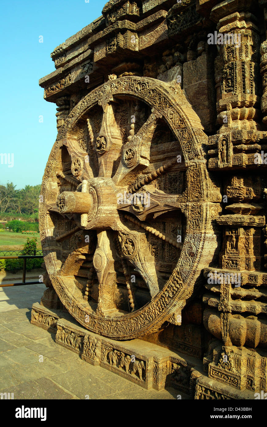 Temple du Soleil de Konark char volant à fond sur l'angle de côté.13ème siècle d'art sculptés sur les roues des chars Konark Sculpture sur pierre Banque D'Images