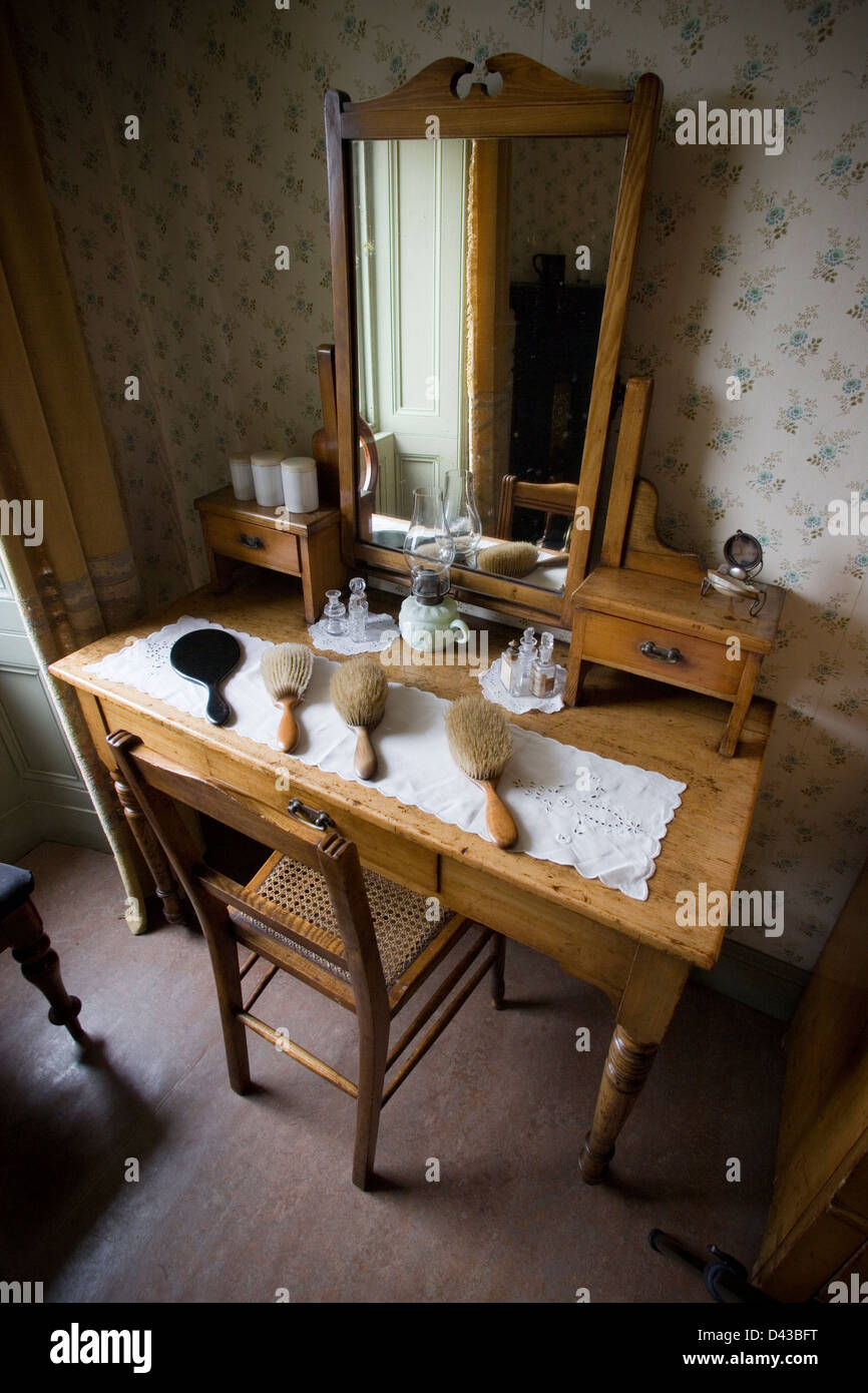 Chambre Coiffeuse avec des brosses Tenement House Glasgow Banque D'Images