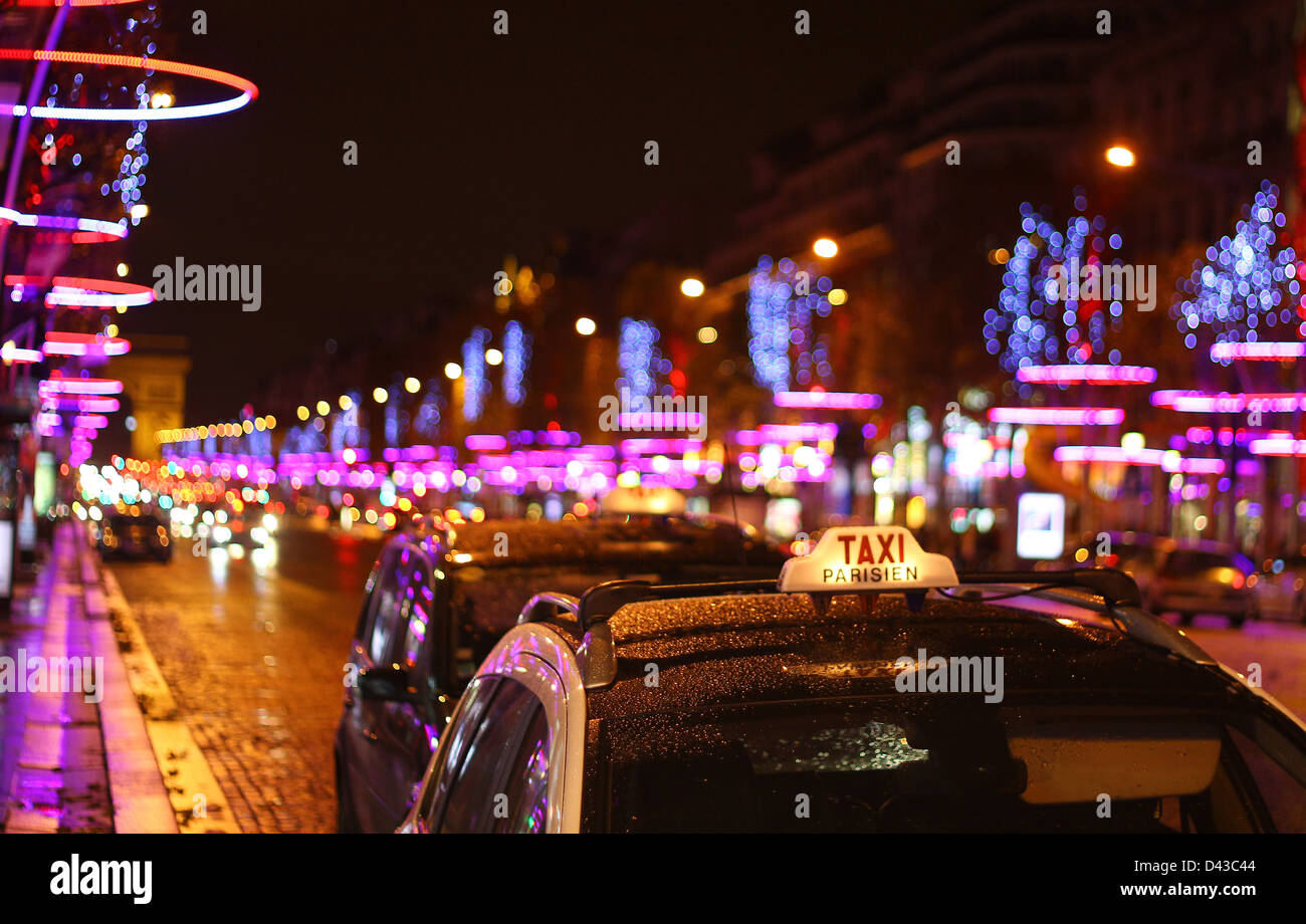 Taxi à Paris avec l'illuminé pour Noël Champs Elysées et Arc de triomphe historique Banque D'Images