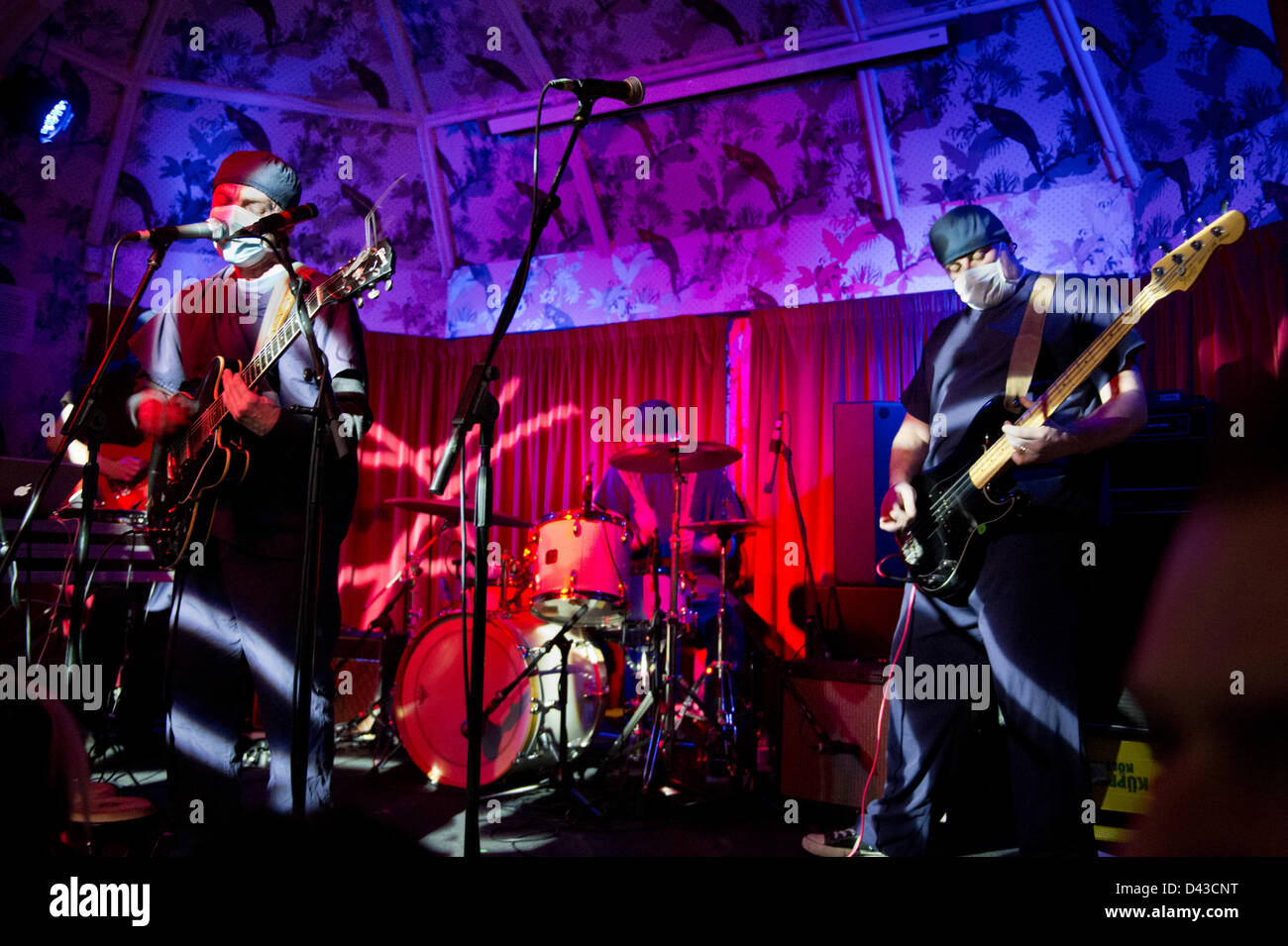 Clinique groupe de rock en concert à l'Institut des sourds, Manchester, le 2 mars 2013. Le groupe en concert avec des masques chirurgicaux et des blouses. Banque D'Images