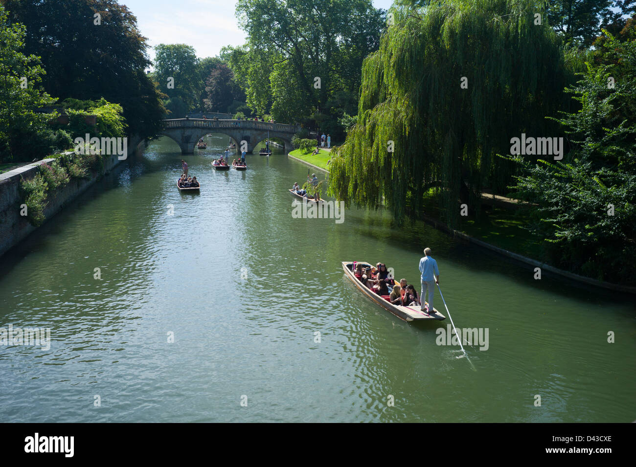 Barque sur la rivière, Cambridge, Angleterre. Septembre 2012. Étudiants et touristes profitant de barques à 'Le dos' sur la rivière Cam . Banque D'Images