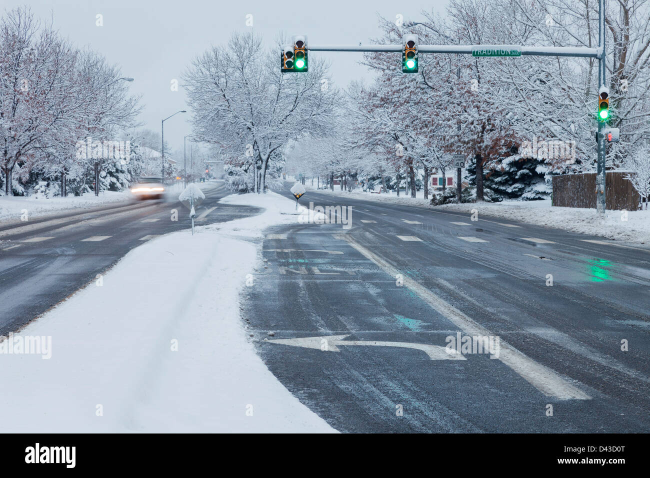 Tempête d'hiver sur les rues de Fort Collins, Colorado Banque D'Images