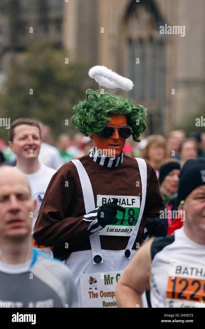 Un homme est photographié en robe de prendre part à et d'exécution dans la baignoire 2013 Demi-marathon. Somerset,baignoire,UK Banque D'Images