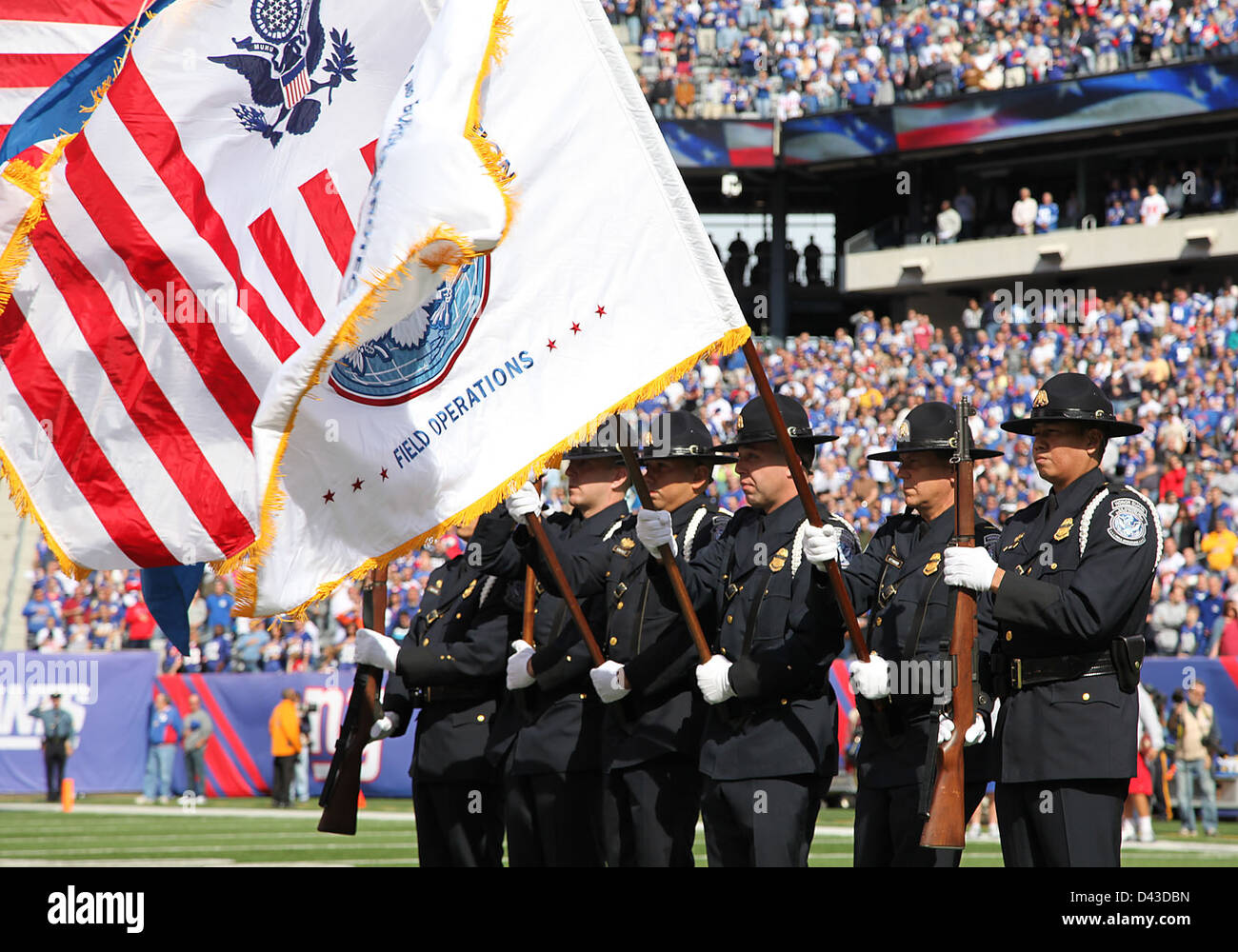Cette photo montre une Garde d'honneur lors d'un événement de football américain, avec des inspecteurs de l'immigration et des fonctionnaires des douanes et de la protection des frontières (CBP) des États-Unis debout devant le stade. Il met l'accent sur le rôle protecteur des organismes fédéraux d'application de la loi dans le maintien de la sécurité lors d'événements publics, tels que les matchs de la NFL. Banque D'Images Cette photo montre une Garde d'honneur lors d'un événement de football américain, avec des inspecteurs de l'immigration et des fonctionnaires des douanes et de la protection des frontières (CBP) des États-Unis debout devant le stade. Il met l'accent sur le rôle protecteur des organismes fédéraux d'application de la loi dans le maintien de la sécurité lors d'événements publics, tels que les matchs de la NFL. Banque D'Images