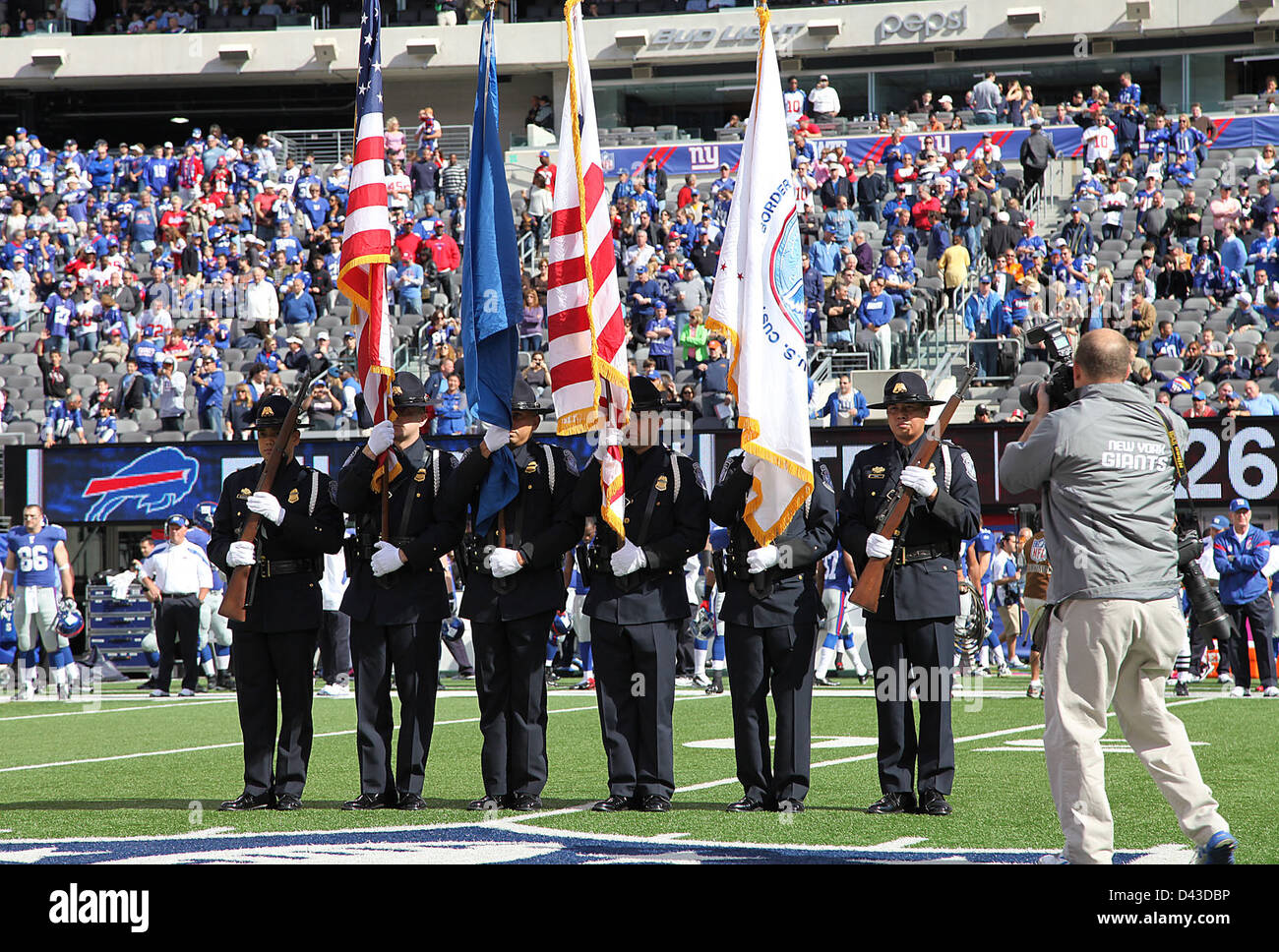 La Garde d'honneur du Service des douanes et de la protection des frontières des États-Unis (CBP) est présentée au Giants Stadium, assurant la sécurité pendant un match de football. Le rôle du CBP comprend l'inspection et l'application de la loi en matière d'immigration ainsi que des tâches de patrouille frontalière pour protéger la sécurité nationale et appuyer les opérations fédérales d'application de la loi. Banque D'Images La Garde d'honneur du Service des douanes et de la protection des frontières des États-Unis (CBP) est présentée au Giants Stadium, assurant la sécurité pendant un match de football. Le rôle du CBP comprend l'inspection et l'application de la loi en matière d'immigration ainsi que des tâches de patrouille frontalière pour protéger la sécurité nationale et appuyer les opérations fédérales d'application de la loi. Banque D'Images