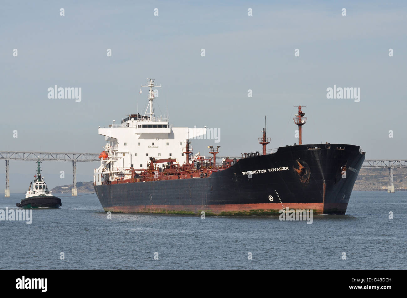 Un grand pétrolier quitte san francisco sous le pont de Richmond-San Rafael. Banque D'Images