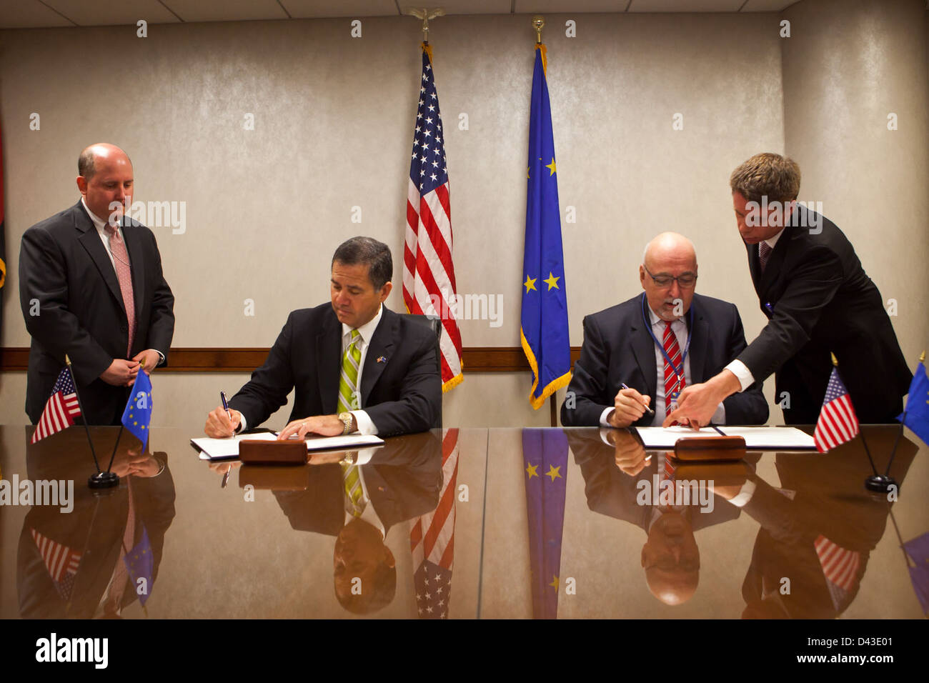 U.s. Customs and Border Protection commissaire par intérim david c. Aguilar et de l'Union européenne direction générale Fiscalité et union douanière Heinz Zourek, Directeur général de signer le décision de reconnaissance mutuelle. Banque D'Images