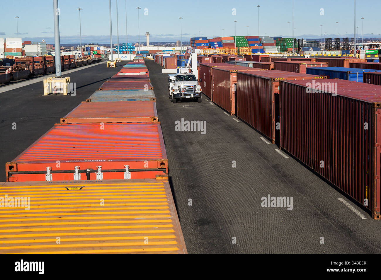 Le Service des douanes et de la protection des frontières des États-Unis (CBP) reprend ses opérations maritimes au port de New York/Newark, renforçant ainsi la sécurité et facilitant l'application des lois sur le commerce et l'immigration dans la région. Banque D'Images