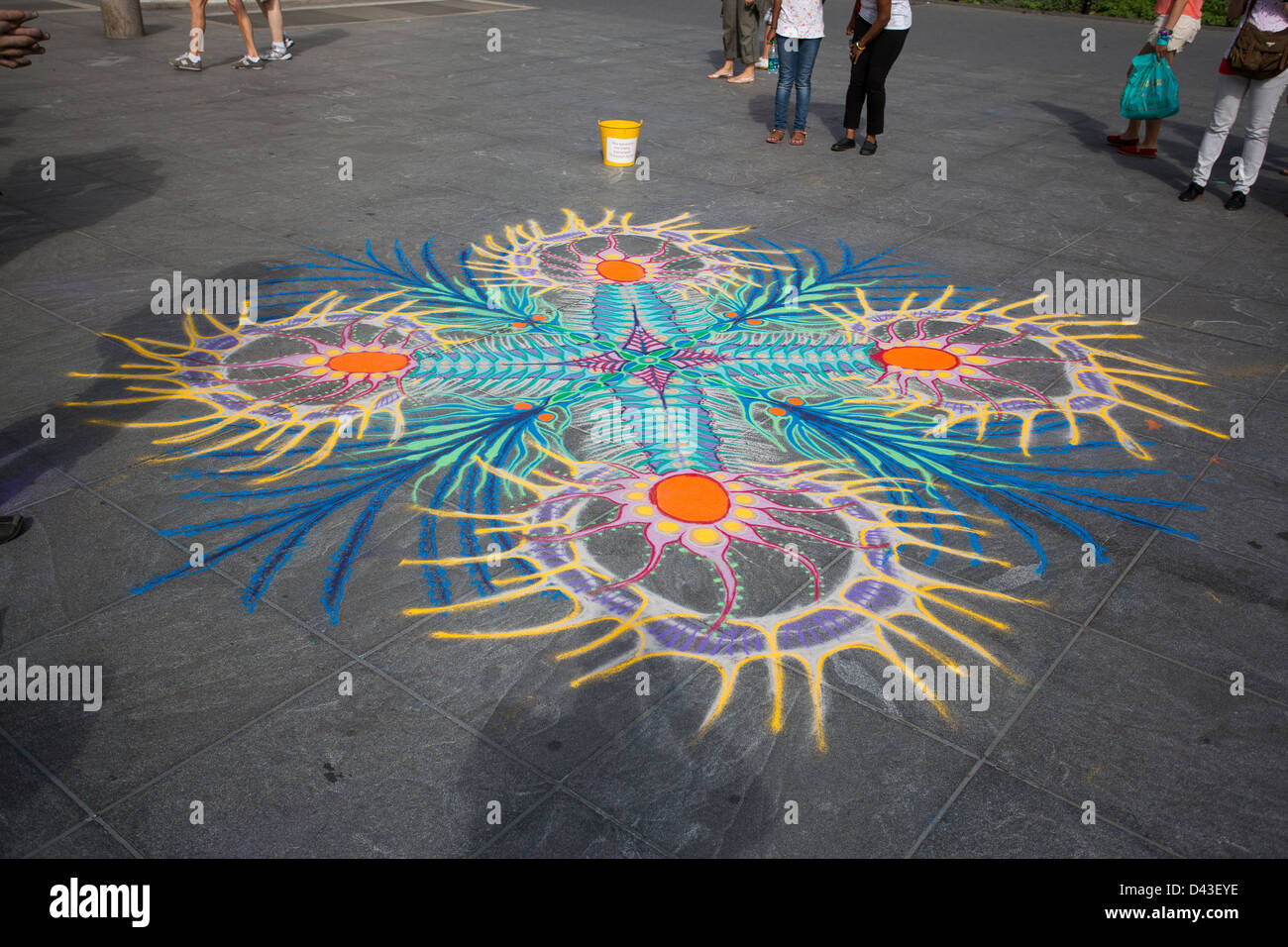 Verser de l'artiste du sable coloré sur le trottoir à Washington Square Park, New York, NY, USA Banque D'Images