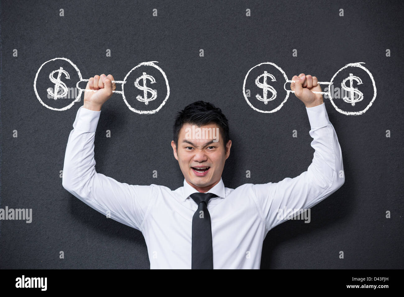 Chinese man lifting dumb bell signe dollar avec poids sur eux. Au sujet du succès du concept et de l'argent. Banque D'Images