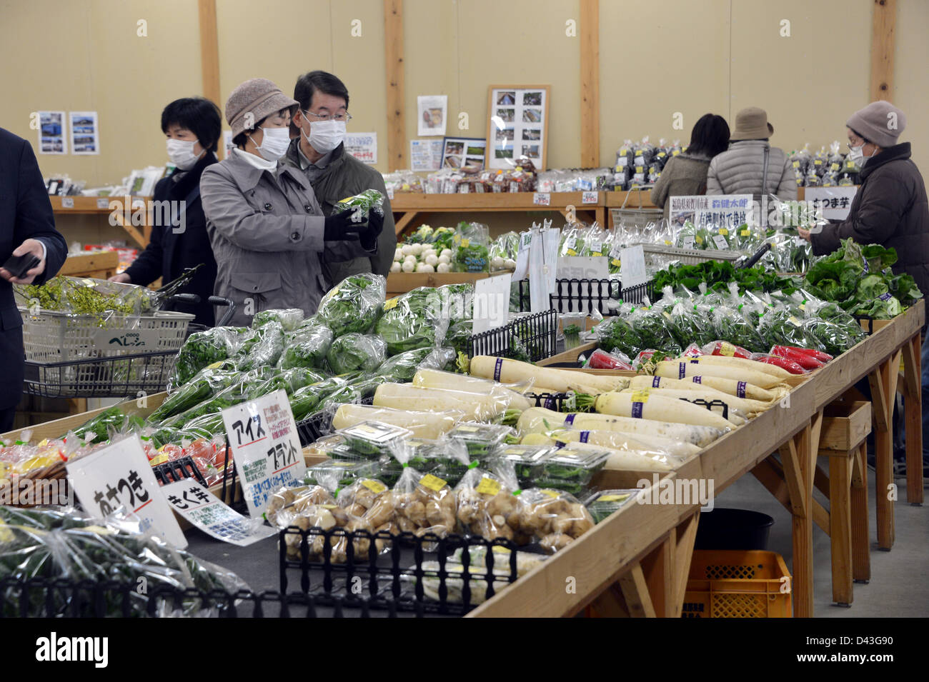Le 27 février 2013, Koriyama, Japon - produits frais de la ferme sont en vente à une sortie de produits agricoles à Koriyama, quelque 200 km au nord-est de Tokyo, le 27 février 2013. Après la fuite de rayonnement crippled Fukushima contamination des aliments produits dans les terres agricoles environnantes, le gouvernement a interdit la vente de produits agricoles à partir d'une large bande de secteur au sein de la région nord-est du pays et à l'exécution de tests de rayonnement sur les aliments frais produits dans les municipalités liées à l'accident nucléaire. (Photo de Natsuki Sakai/AFLO) Banque D'Images
