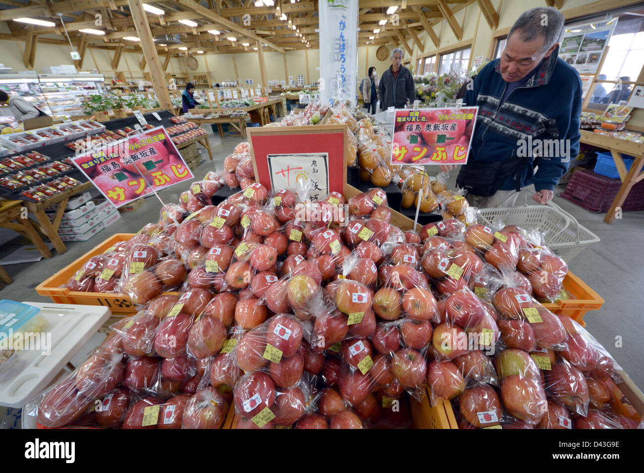 Le 27 février 2013, Koriyama, Japon - produits frais de la ferme sont en vente à une sortie de produits agricoles à Koriyama, quelque 200 km au nord-est de Tokyo, le 27 février 2013. Après la fuite de rayonnement crippled Fukushima contamination des aliments produits dans les terres agricoles environnantes, le gouvernement a interdit la vente de produits agricoles à partir d'une large bande de secteur au sein de la région nord-est du pays et à l'exécution de tests de rayonnement sur les aliments frais produits dans les municipalités liées à l'accident nucléaire. (Photo de Natsuki Sakai/AFLO) Banque D'Images
