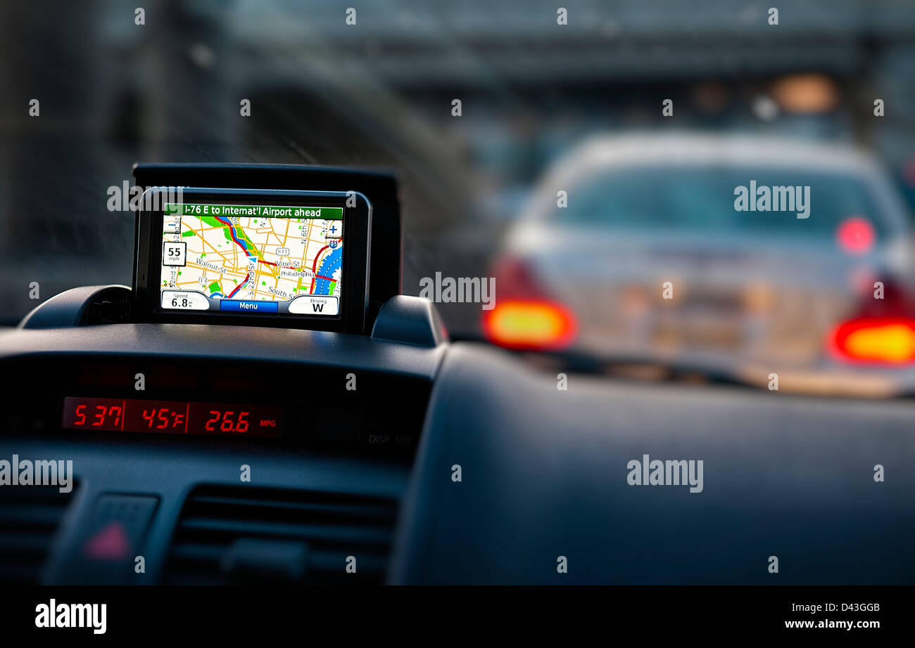 L'unité GPS sur le tableau de bord d'une voiture. Banque D'Images