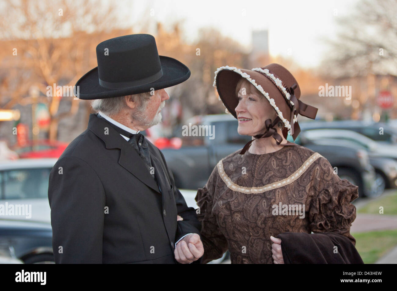 L'homme et la femme dans l'ouest américain typique des années 1800 de l'habillement Banque D'Images