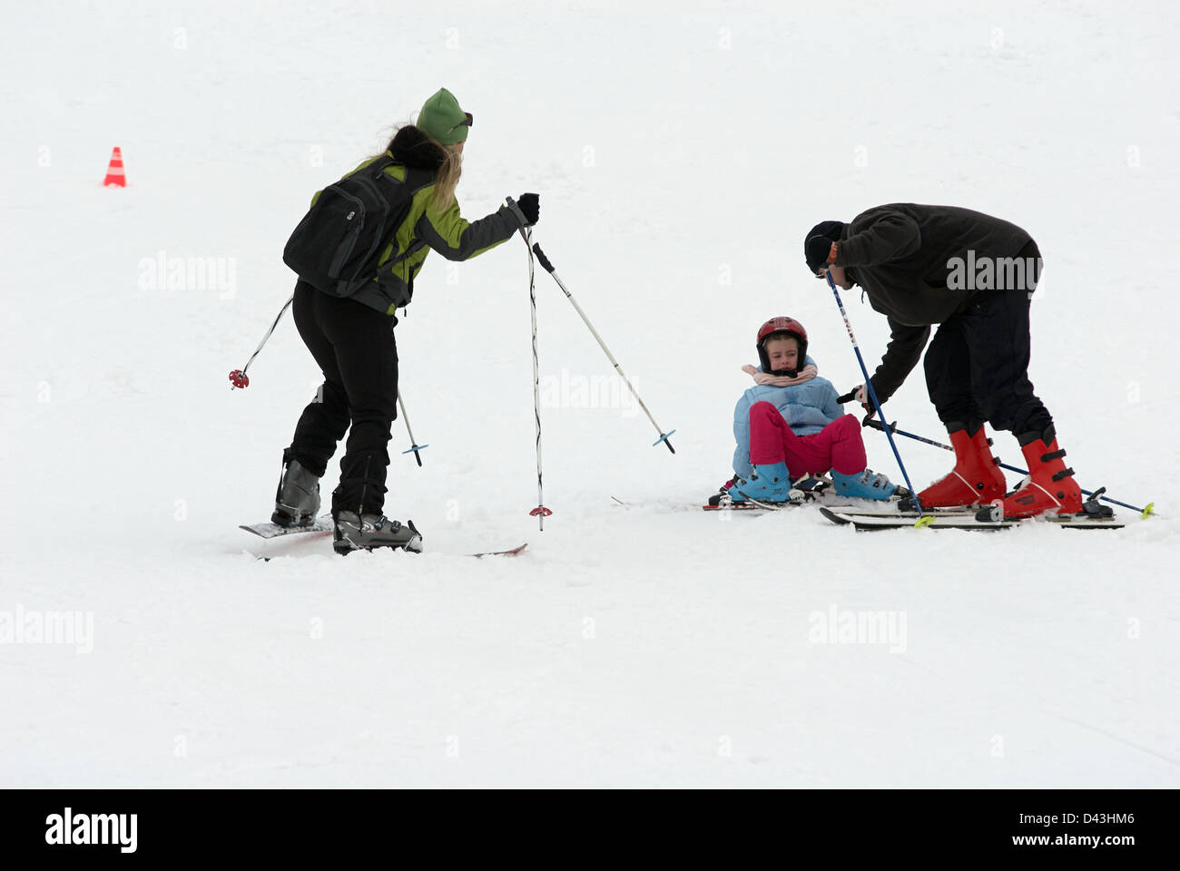 Les enfants de pratiquer leur formulaire à l'école de ski Banque D'Images