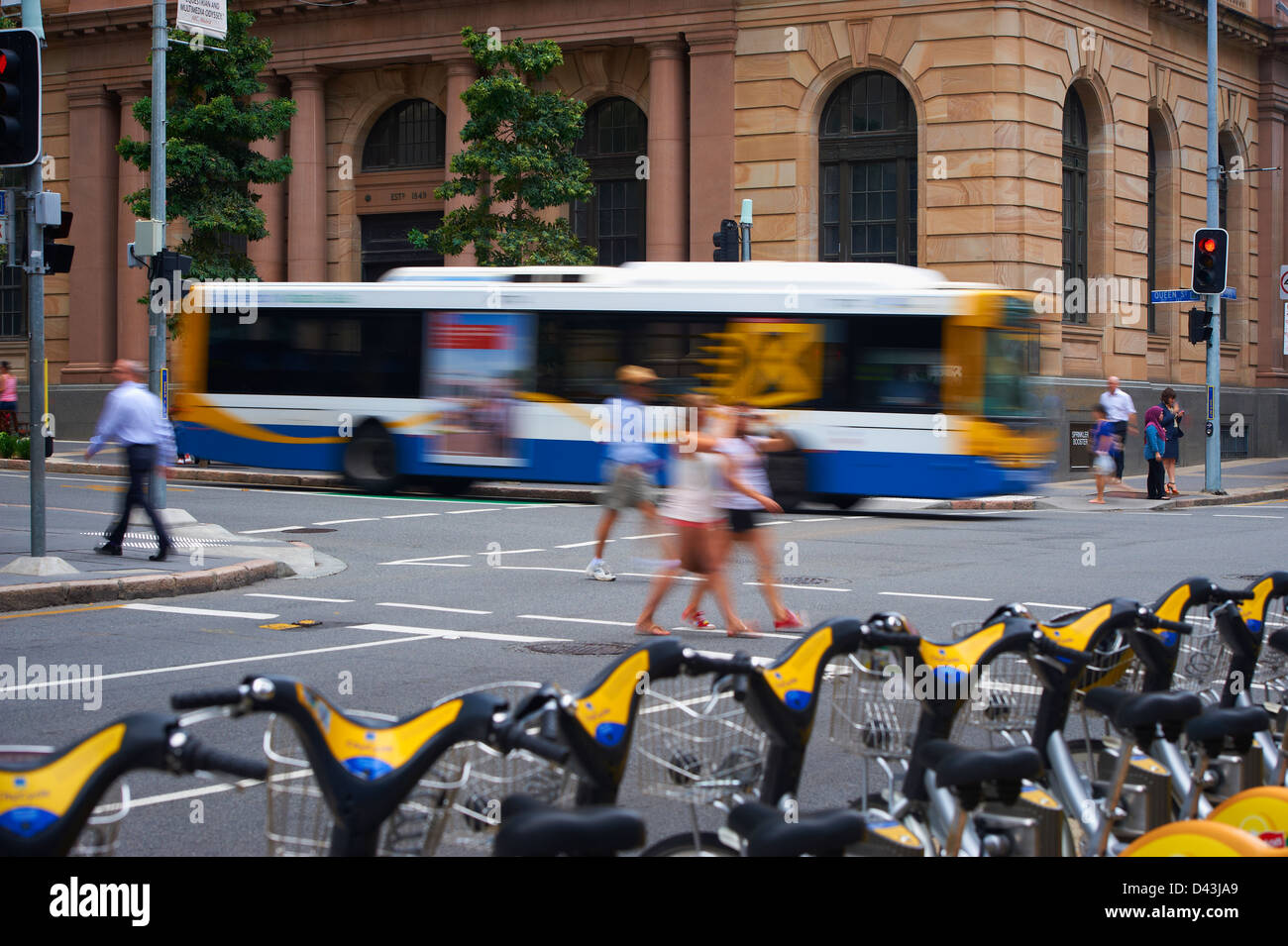 Brisbane City Council Bus dans la ville et les piétons Banque D'Images