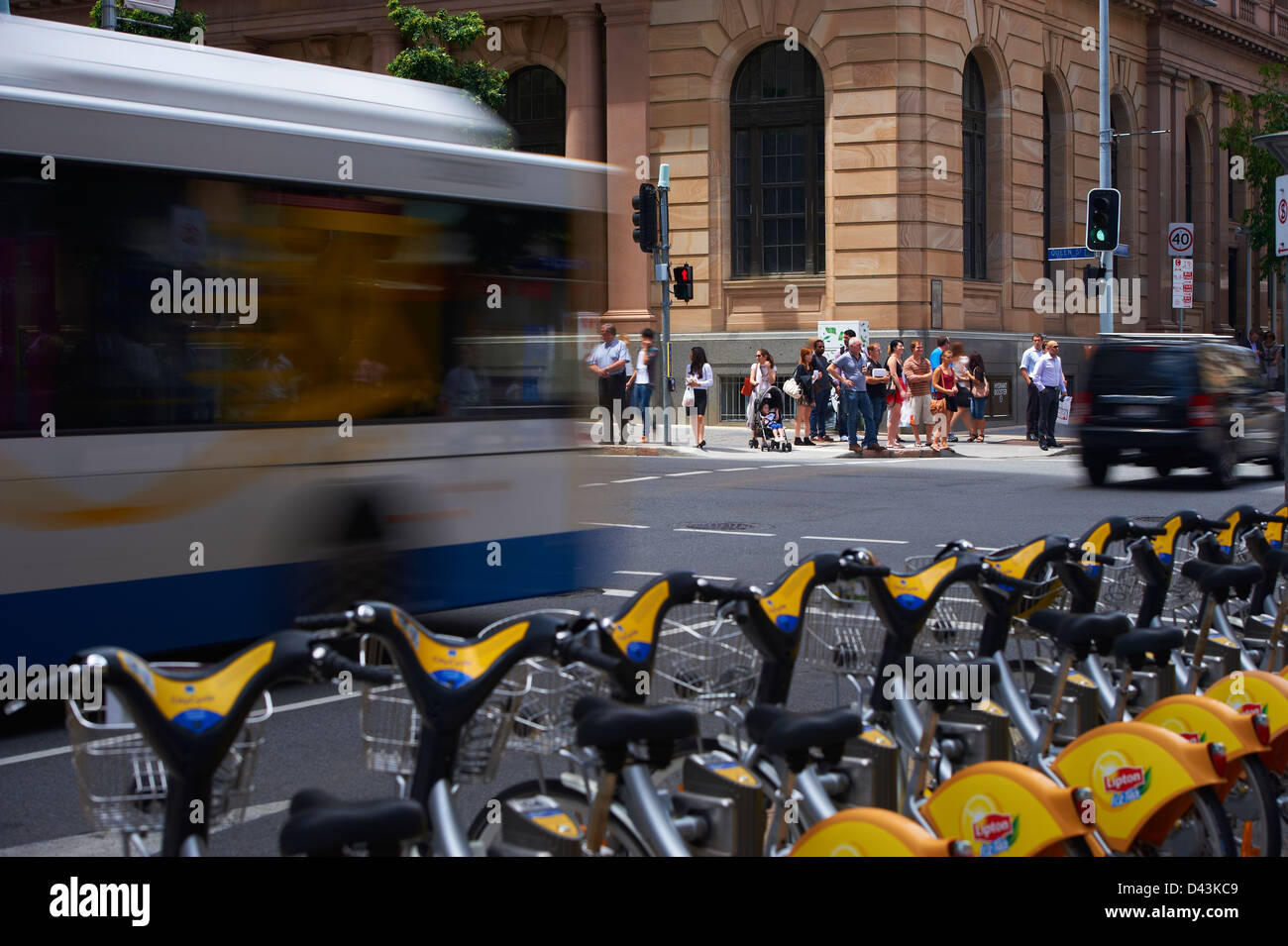 Brisbane City Council Bus dans la ville et les piétons Banque D'Images