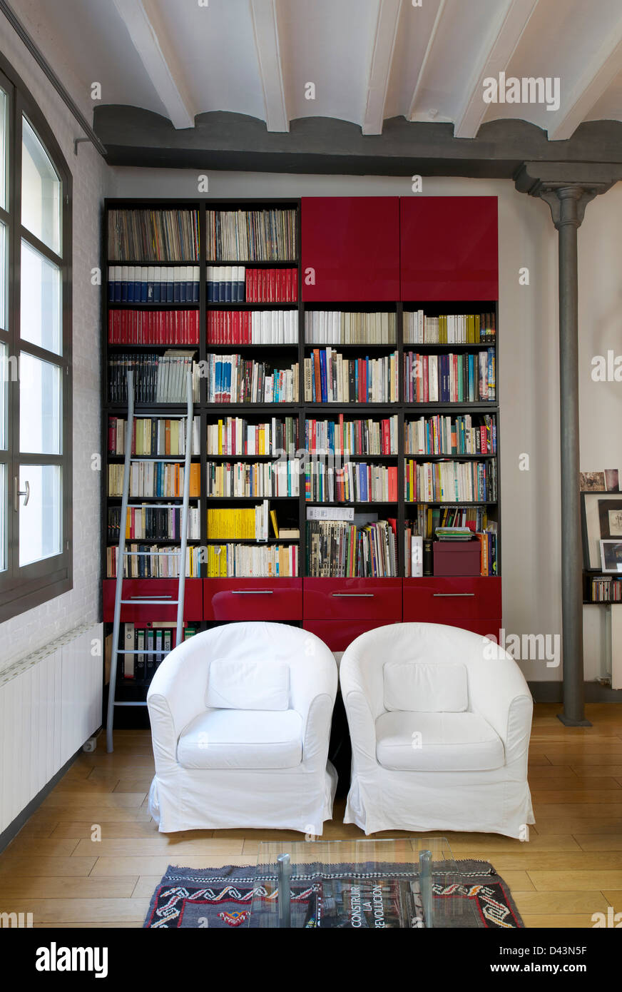 Loft vertical à Barcelone, Barcelone, Espagne. Architecte : Arola Tous Galí, 2008. Jolie et confortable appartement d'Ikea avec un designer inte Banque D'Images