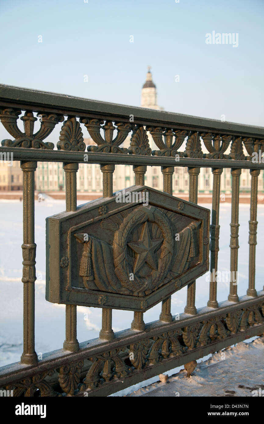 Détail des garde-fous sur le Palais Pont sur la Neva avec la Kunstkammer en arrière-plan, Saint Petersburg, Russie Banque D'Images